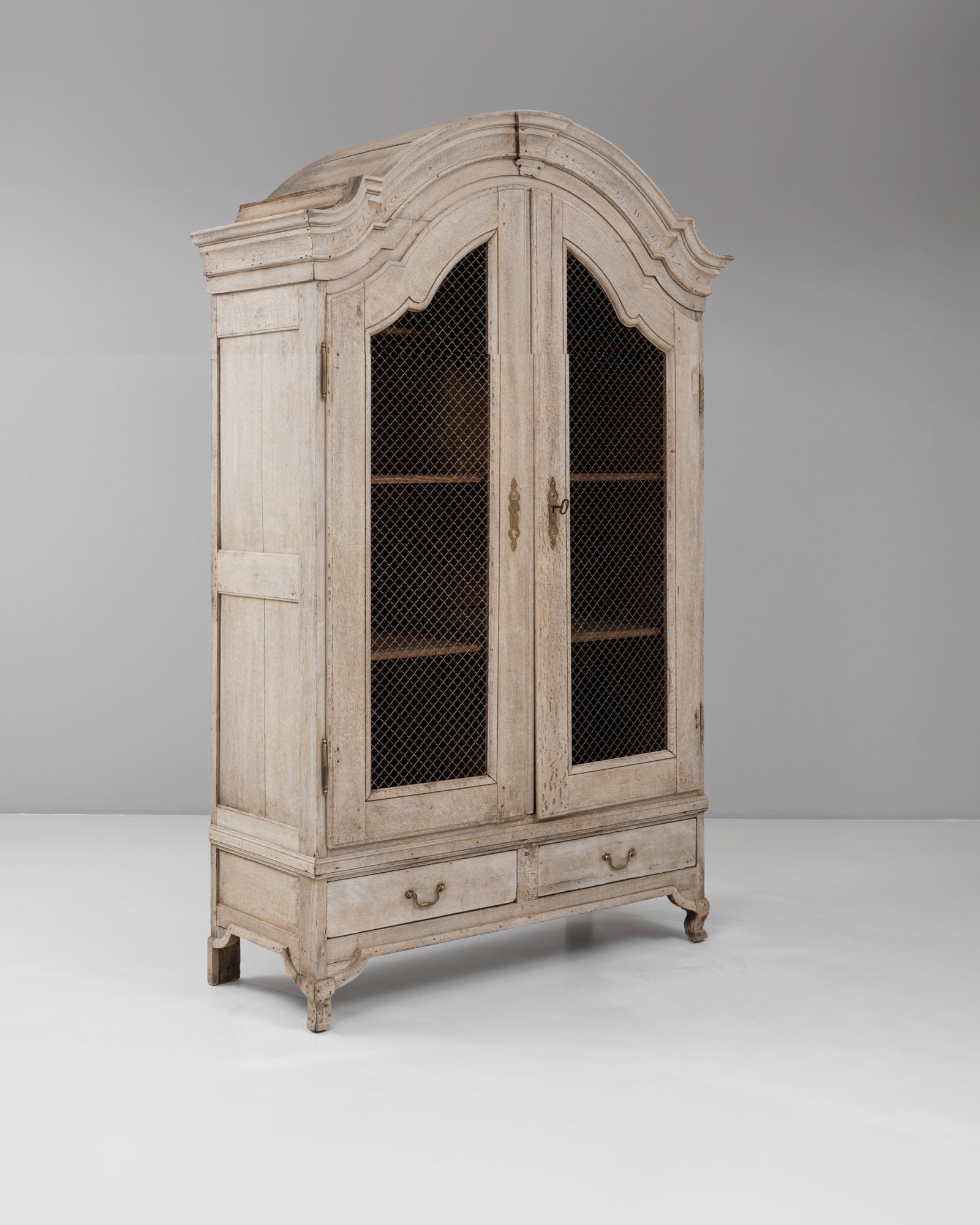 Fil di ferro Armadio francese del XIX secolo in stile Luigi XV con ante a rete metallica in vendita