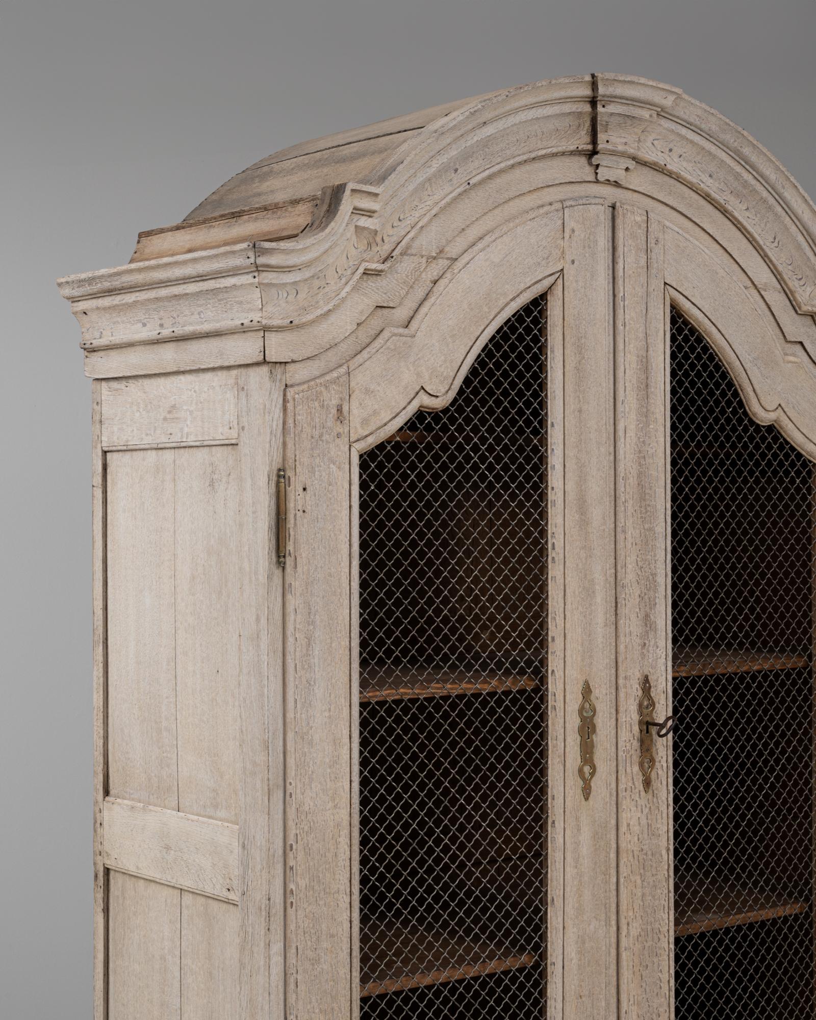 Armadio francese del XIX secolo in stile Luigi XV con ante a rete metallica in vendita 3