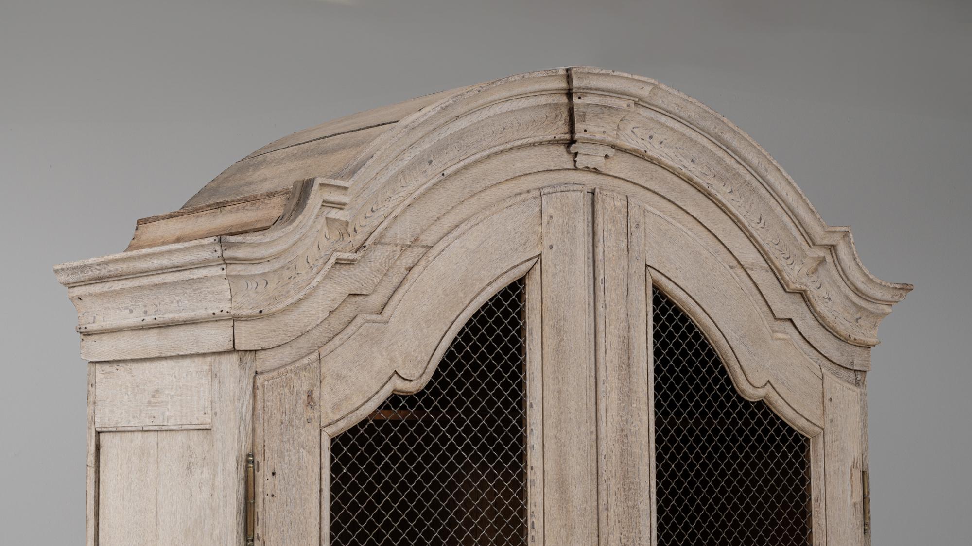 Armadio francese del XIX secolo in stile Luigi XV con ante a rete metallica in vendita 4