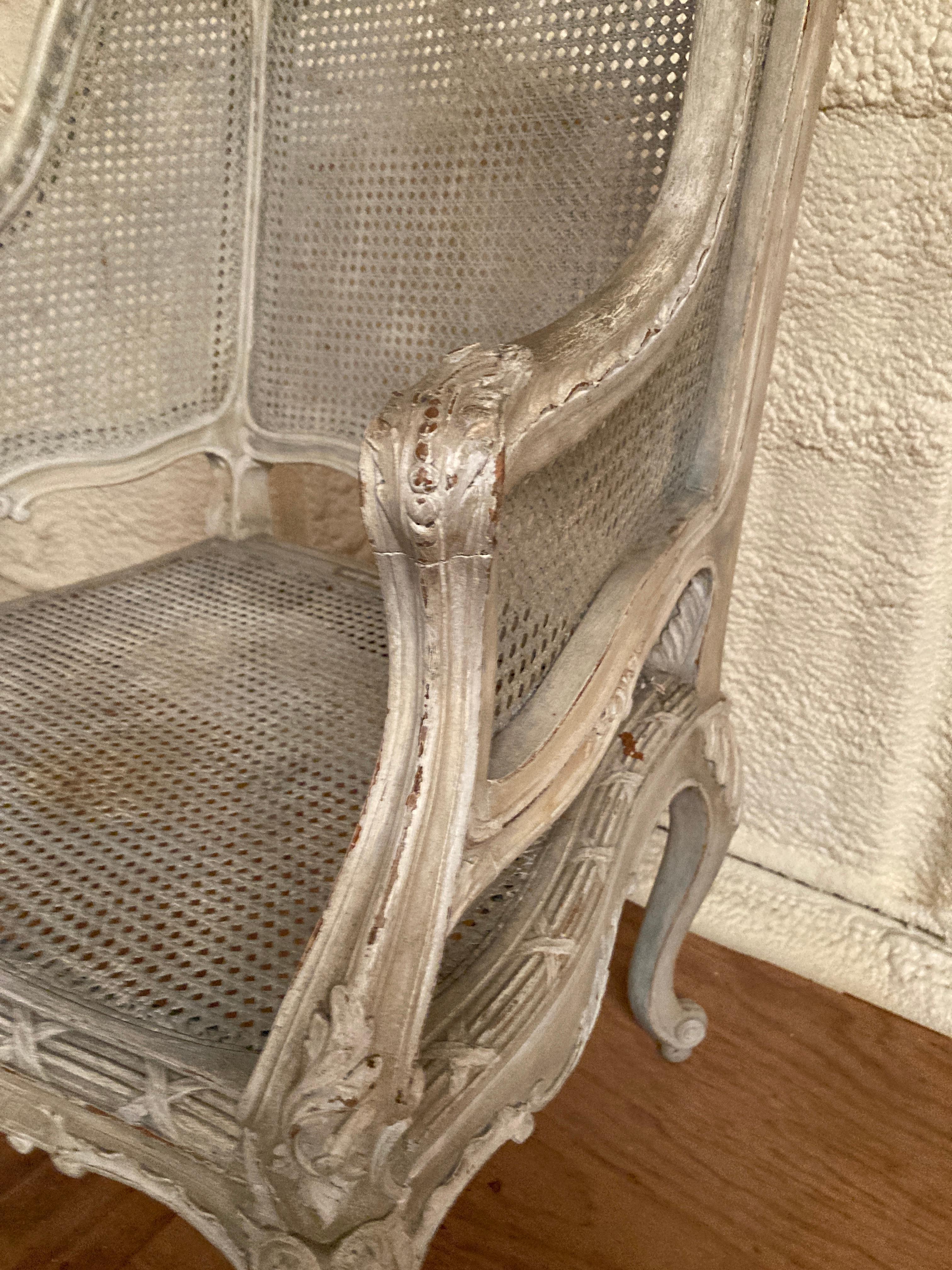 Französische Bergère im Louis-XV-Stil des 19. Jahrhunderts mit bemalter Oberfläche im Zustand „Gut“ im Angebot in Dallas, TX