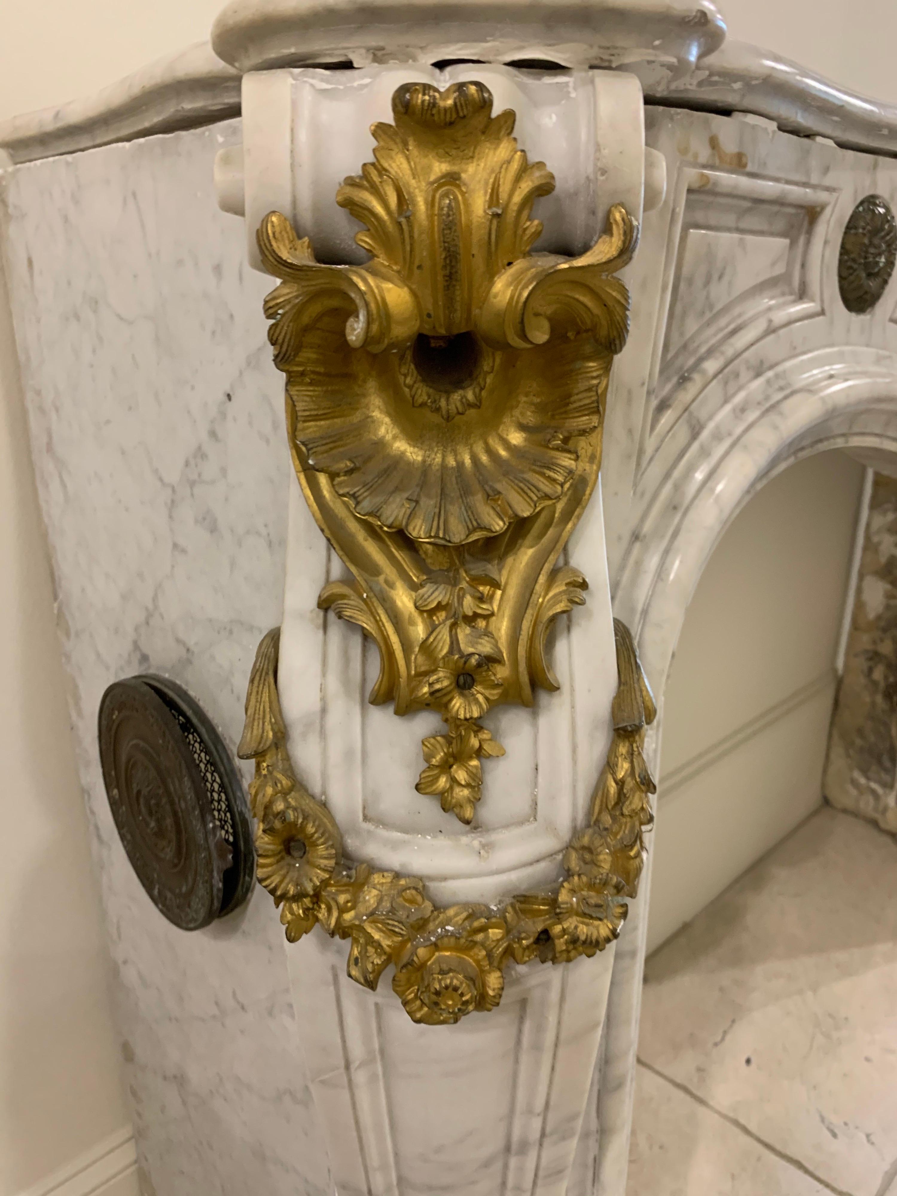 19th Century French Louis XV Style Carrara Marble and Gilt Bronze Mantel In Good Condition In Dallas, TX