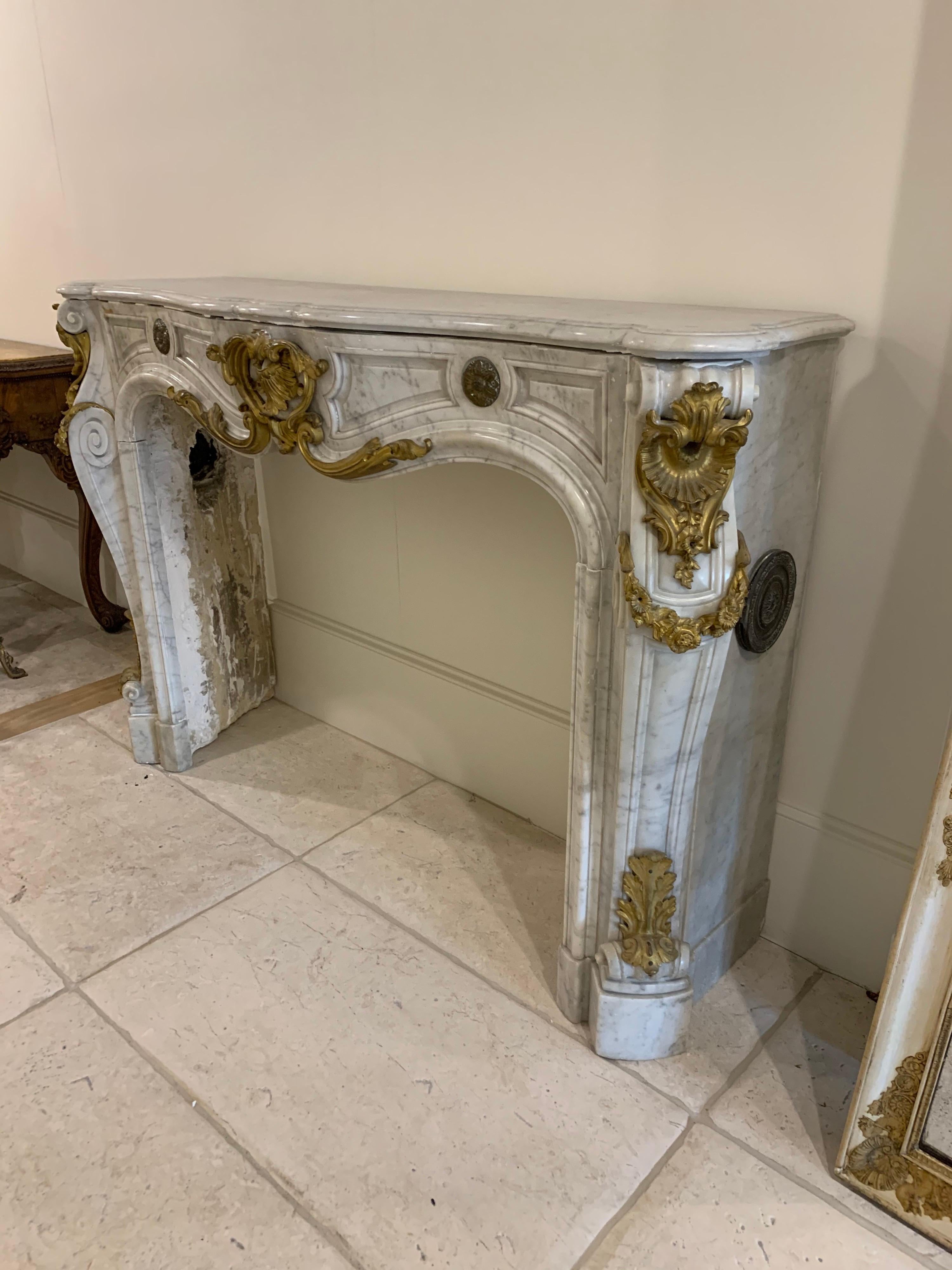 19th Century French Louis XV Style Carrara Marble and Gilt Bronze Mantel For Sale 3