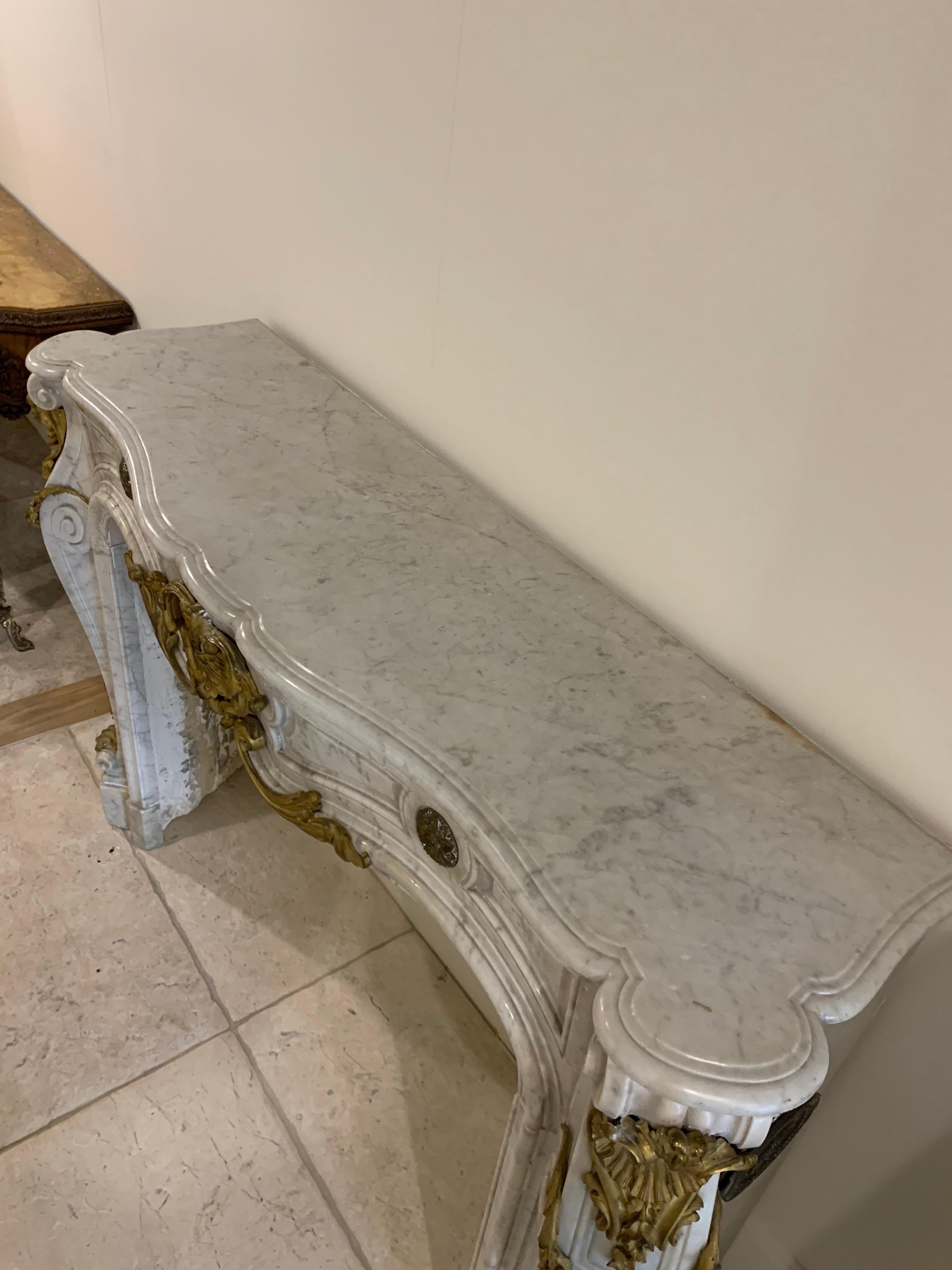 19th Century French Louis XV Style Carrara Marble and Gilt Bronze Mantel For Sale 4