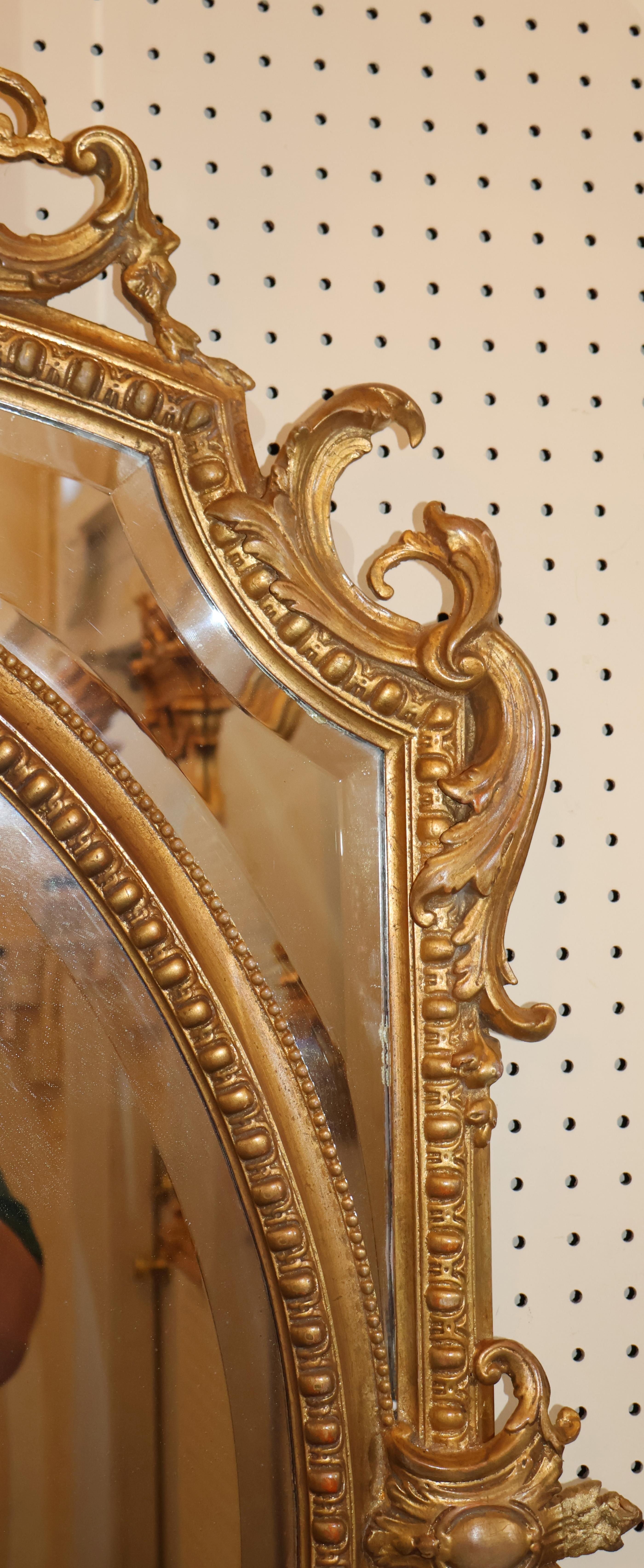 Miroir biseauté en bois sculpté et doré de style Louis XV du XIXe siècle en vente 6