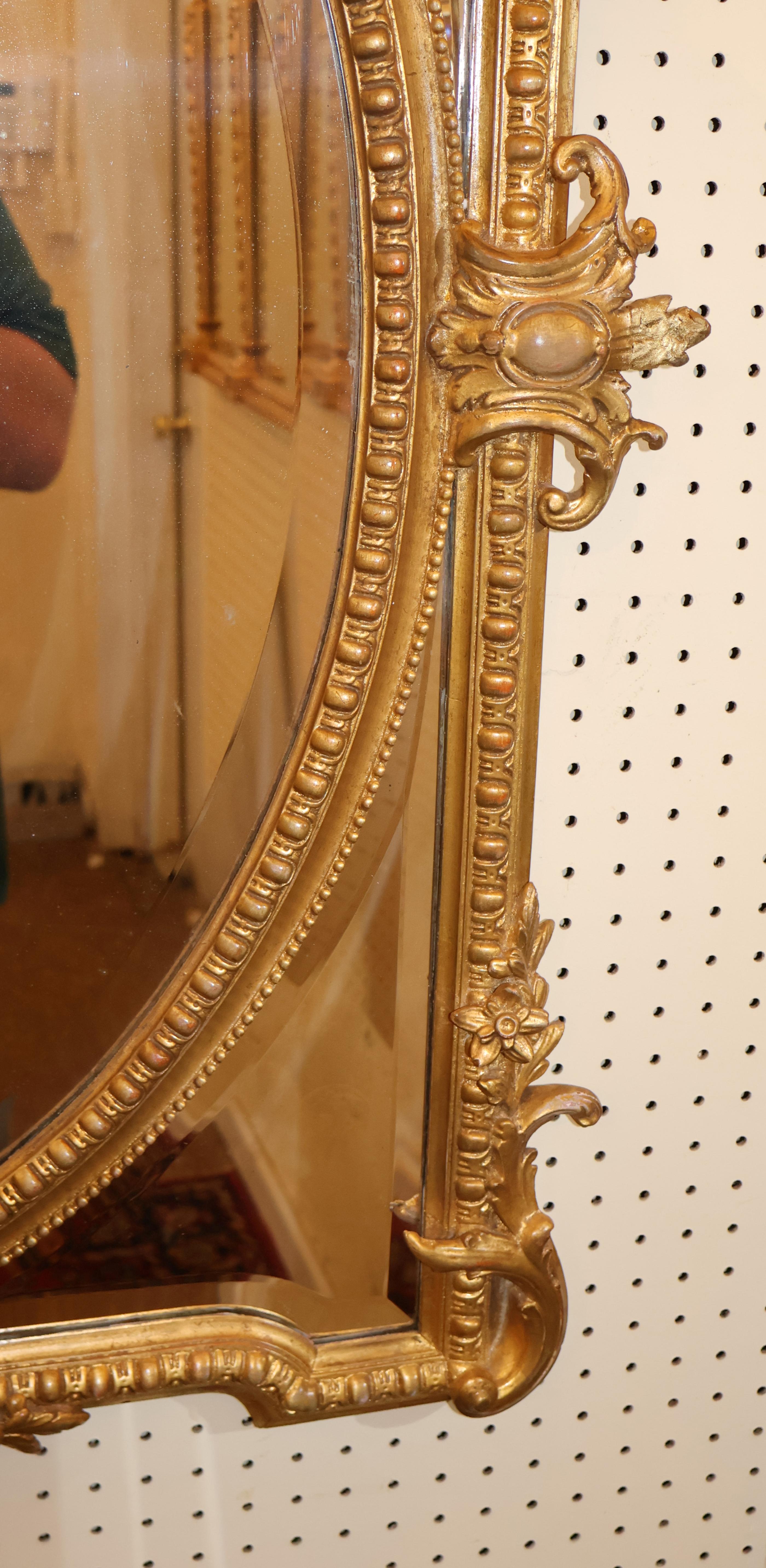 Miroir biseauté en bois sculpté et doré de style Louis XV du XIXe siècle en vente 7
