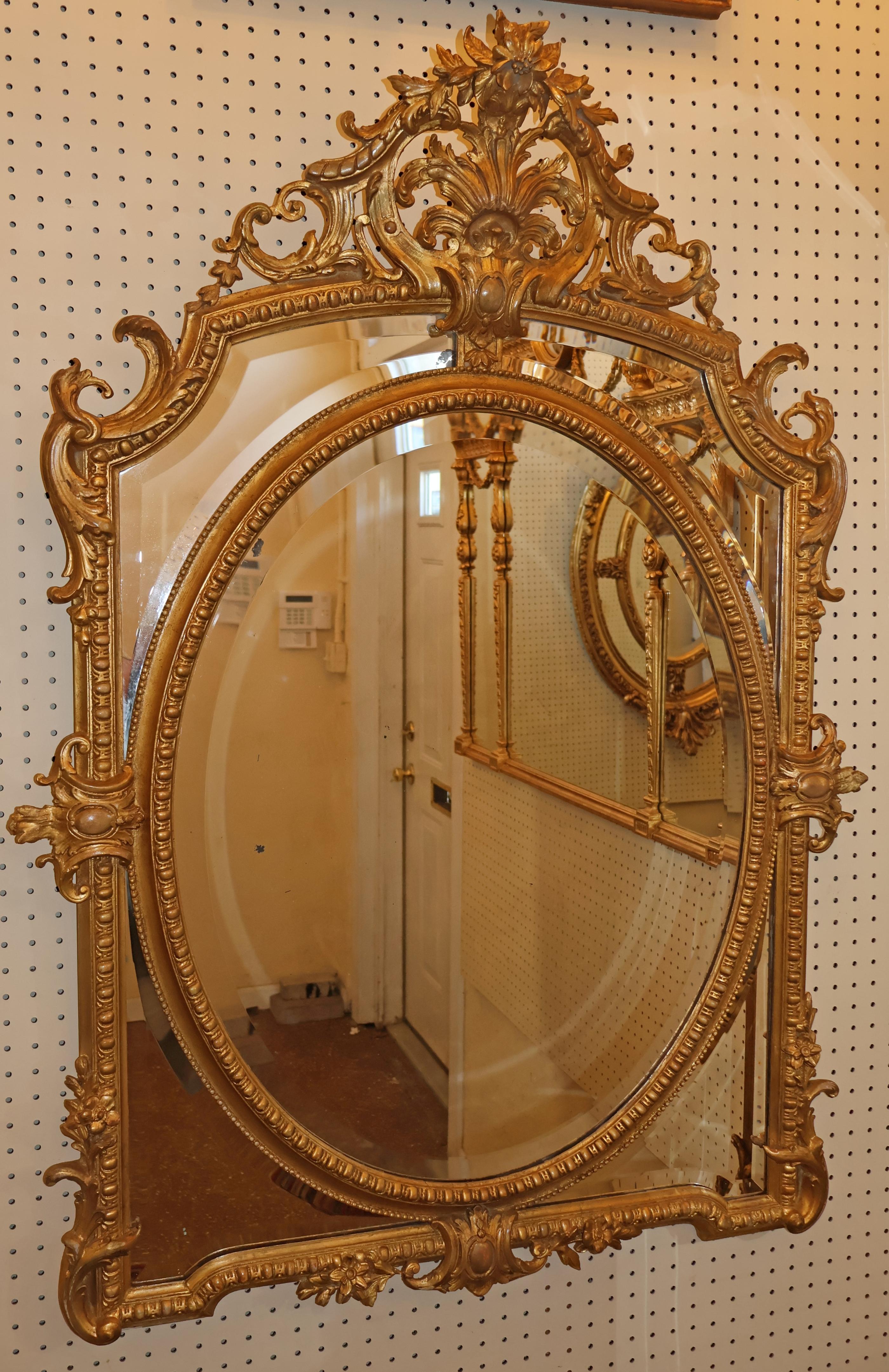 Français Miroir biseauté en bois sculpté et doré de style Louis XV du XIXe siècle en vente
