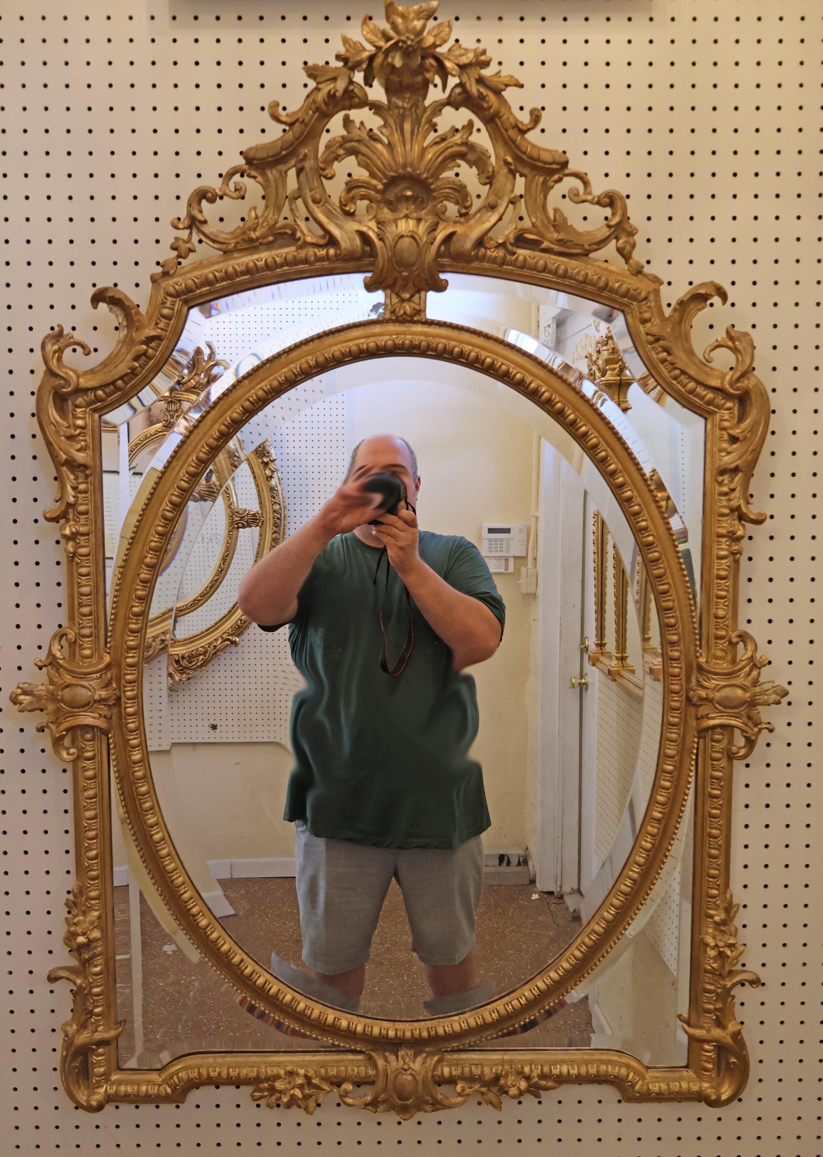Miroir biseauté en bois sculpté et doré de style Louis XV du XIXe siècle en vente 1