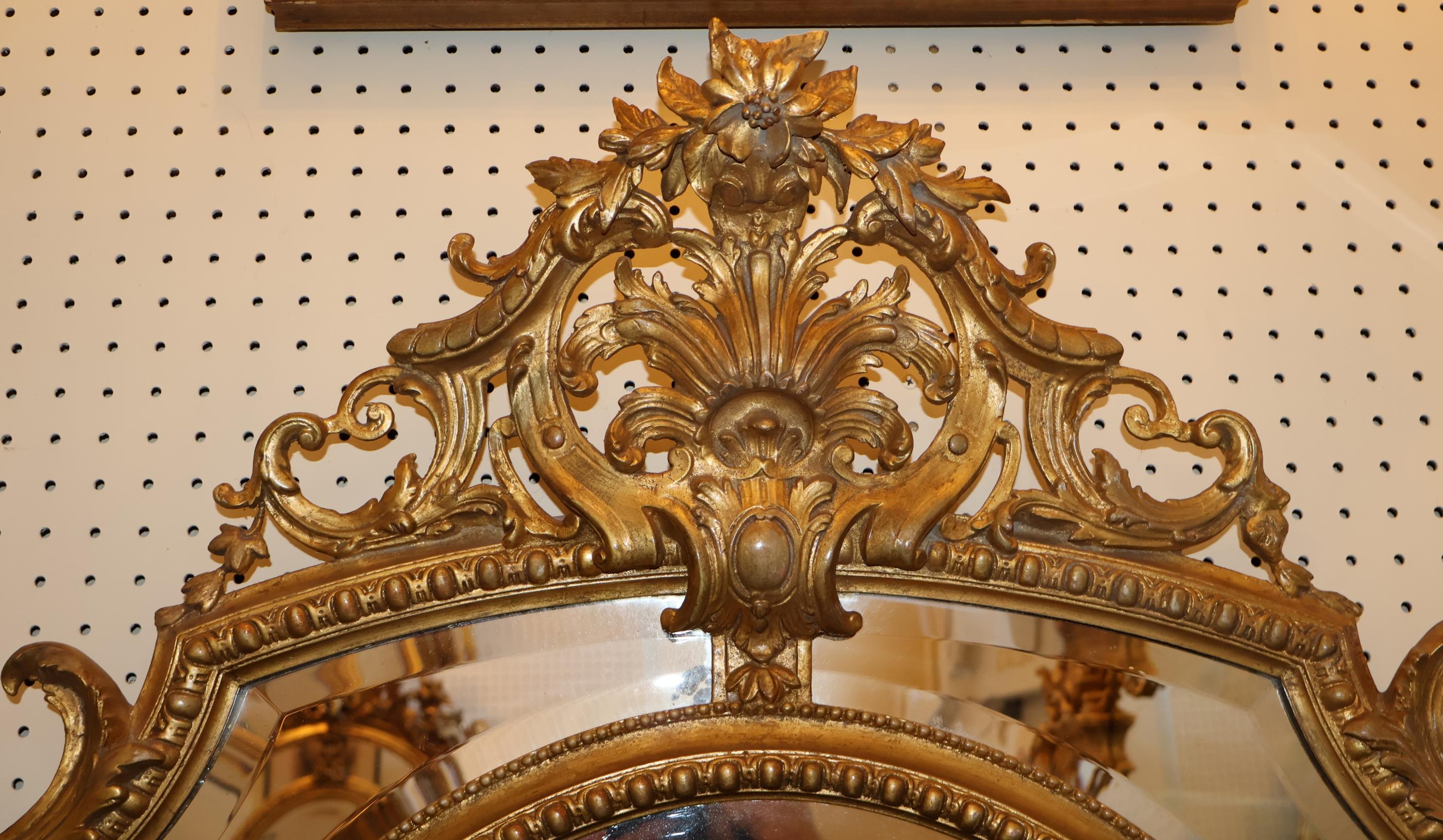 Miroir biseauté en bois sculpté et doré de style Louis XV du XIXe siècle en vente 2