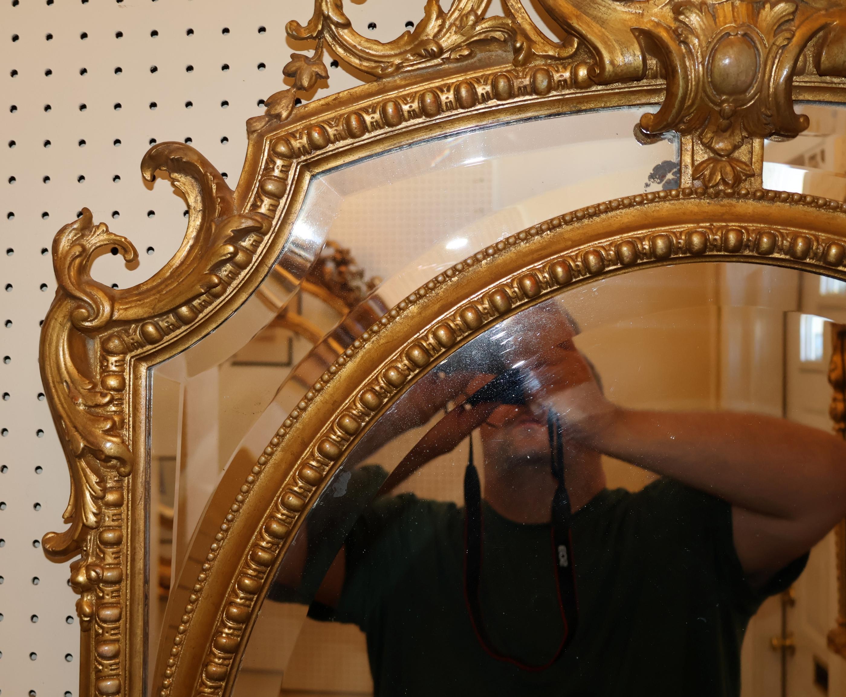 Miroir biseauté en bois sculpté et doré de style Louis XV du XIXe siècle en vente 3