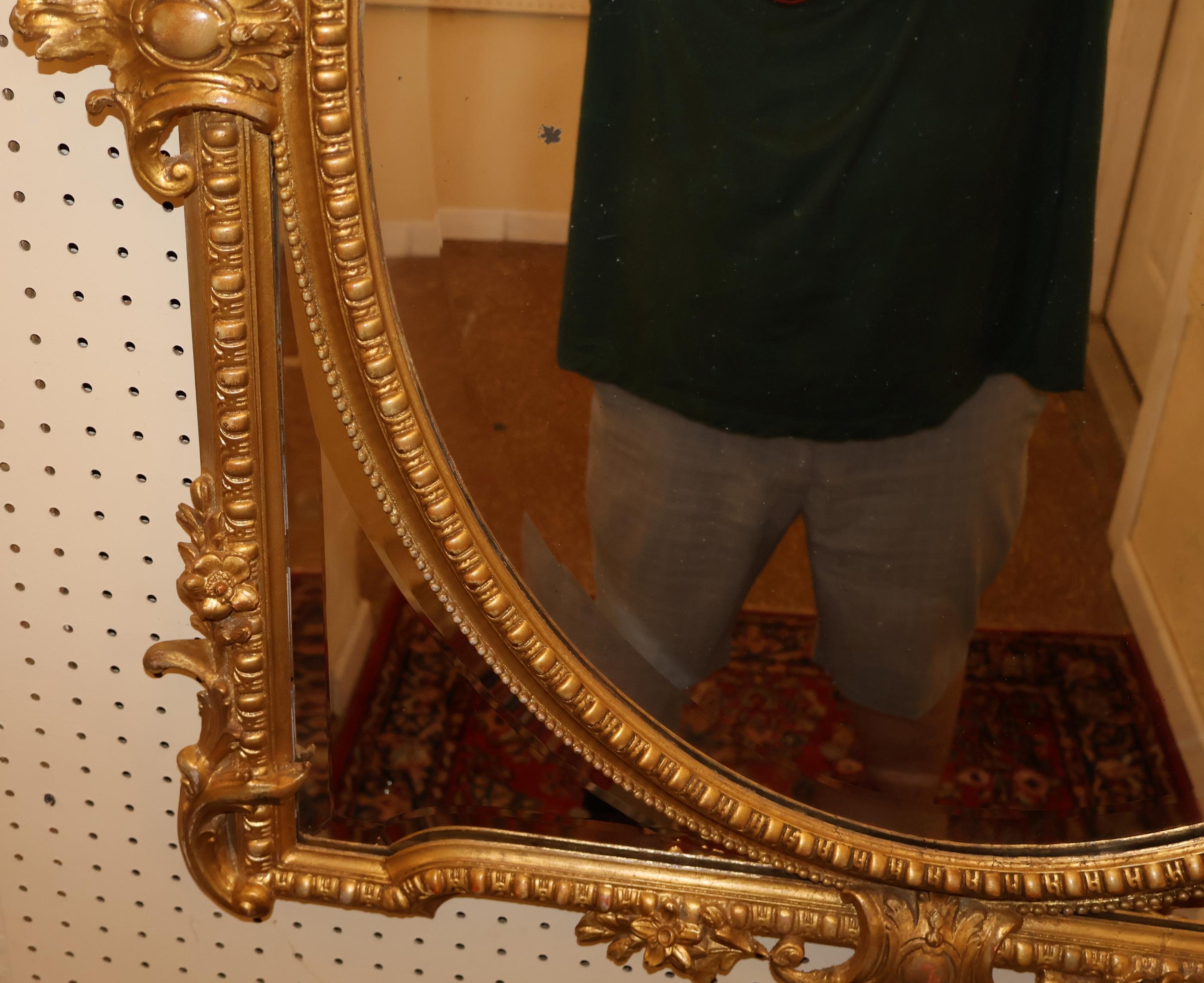 Miroir biseauté en bois sculpté et doré de style Louis XV du XIXe siècle en vente 4