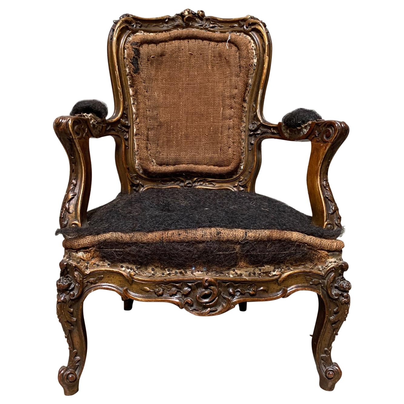 Chaise d'enfant de style Louis XV du 19ème siècle en bois sculpté doré