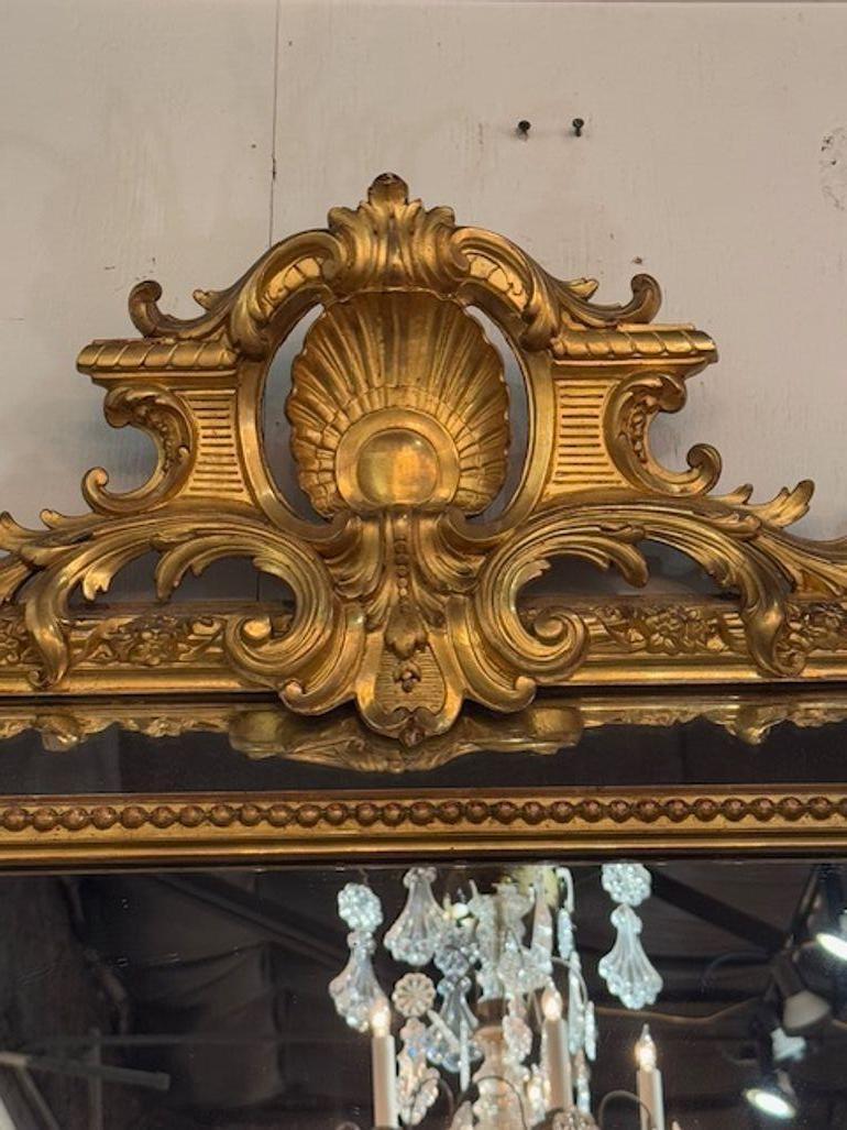 Specchio a cuscino in stile Luigi XV francese del XIX secolo, intagliato e in legno dorato In condizioni buone in vendita a Dallas, TX