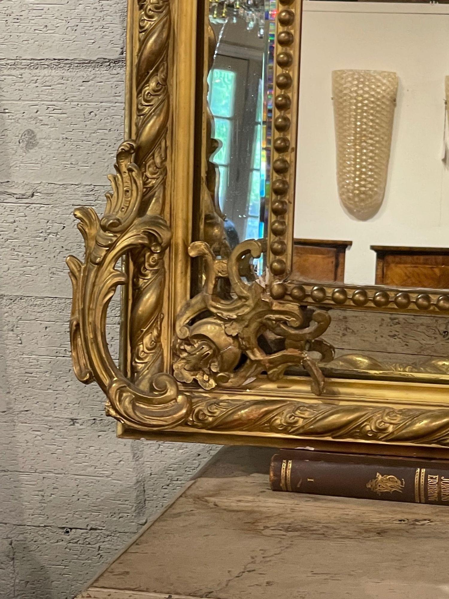 Specchio a cuscino in stile Luigi XV francese del XIX secolo, intagliato e in legno dorato In condizioni buone in vendita a Dallas, TX