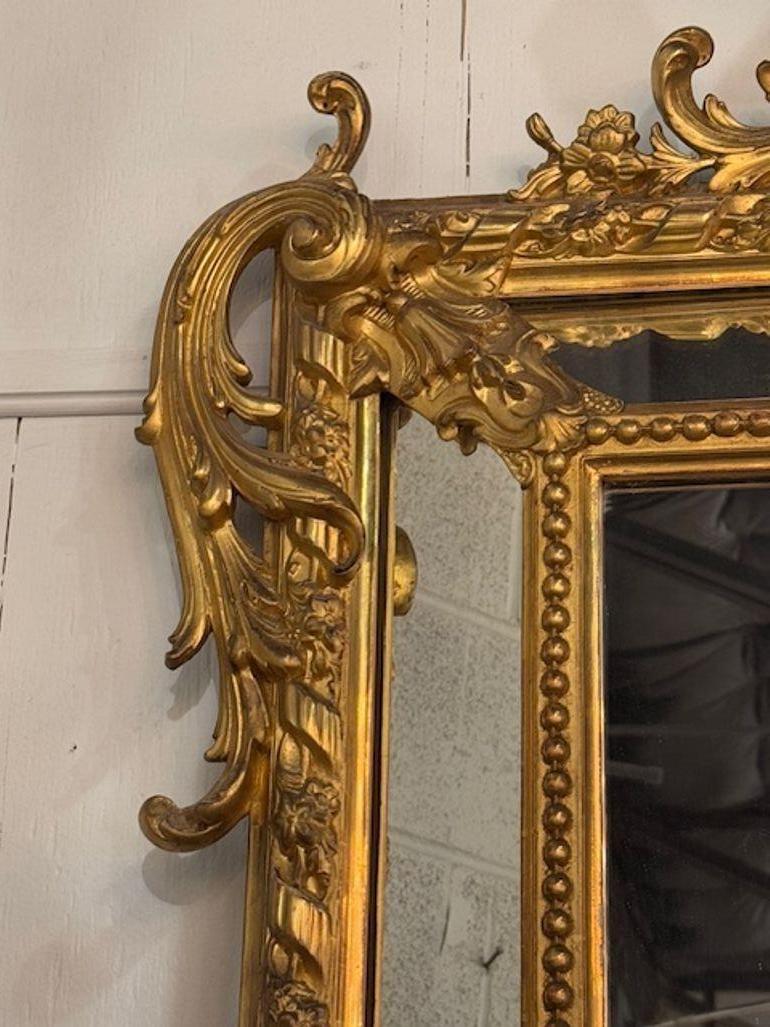 Legno dorato Specchio a cuscino in stile Luigi XV francese del XIX secolo, intagliato e in legno dorato in vendita