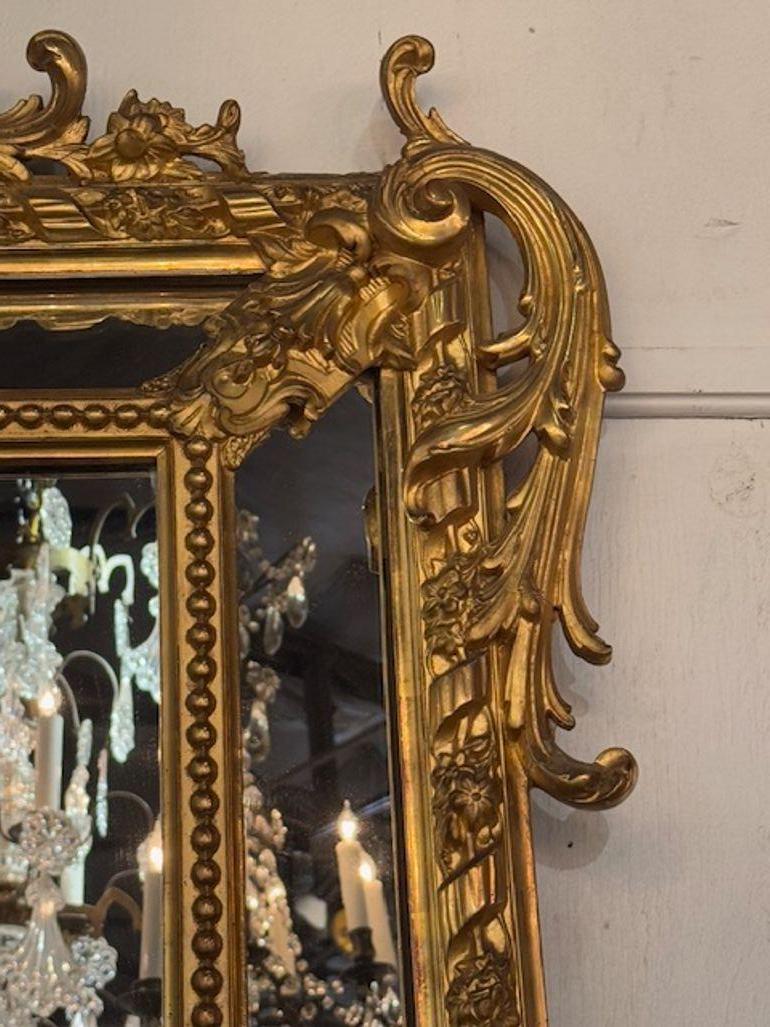 Specchio a cuscino in stile Luigi XV francese del XIX secolo, intagliato e in legno dorato in vendita 1