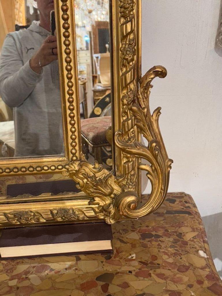 Specchio a cuscino in stile Luigi XV francese del XIX secolo, intagliato e in legno dorato in vendita 2