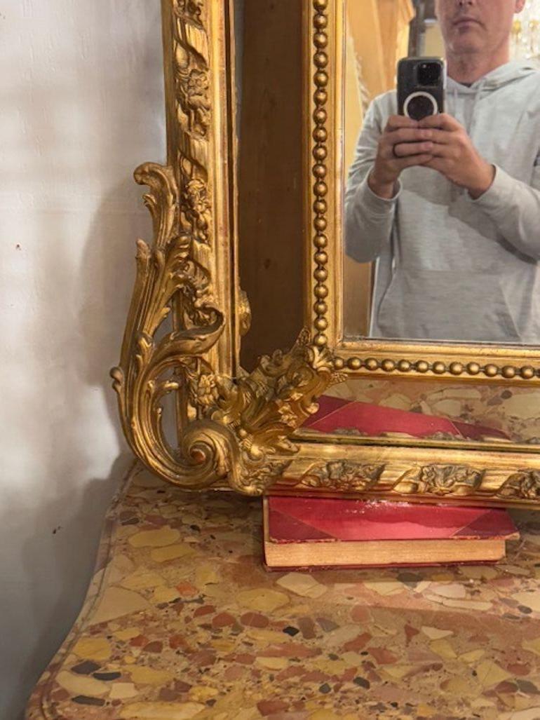 Specchio a cuscino in stile Luigi XV francese del XIX secolo, intagliato e in legno dorato in vendita 3