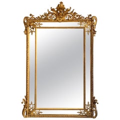 Miroir français de style Louis XV du 19ème siècle en bois sculpté et doré