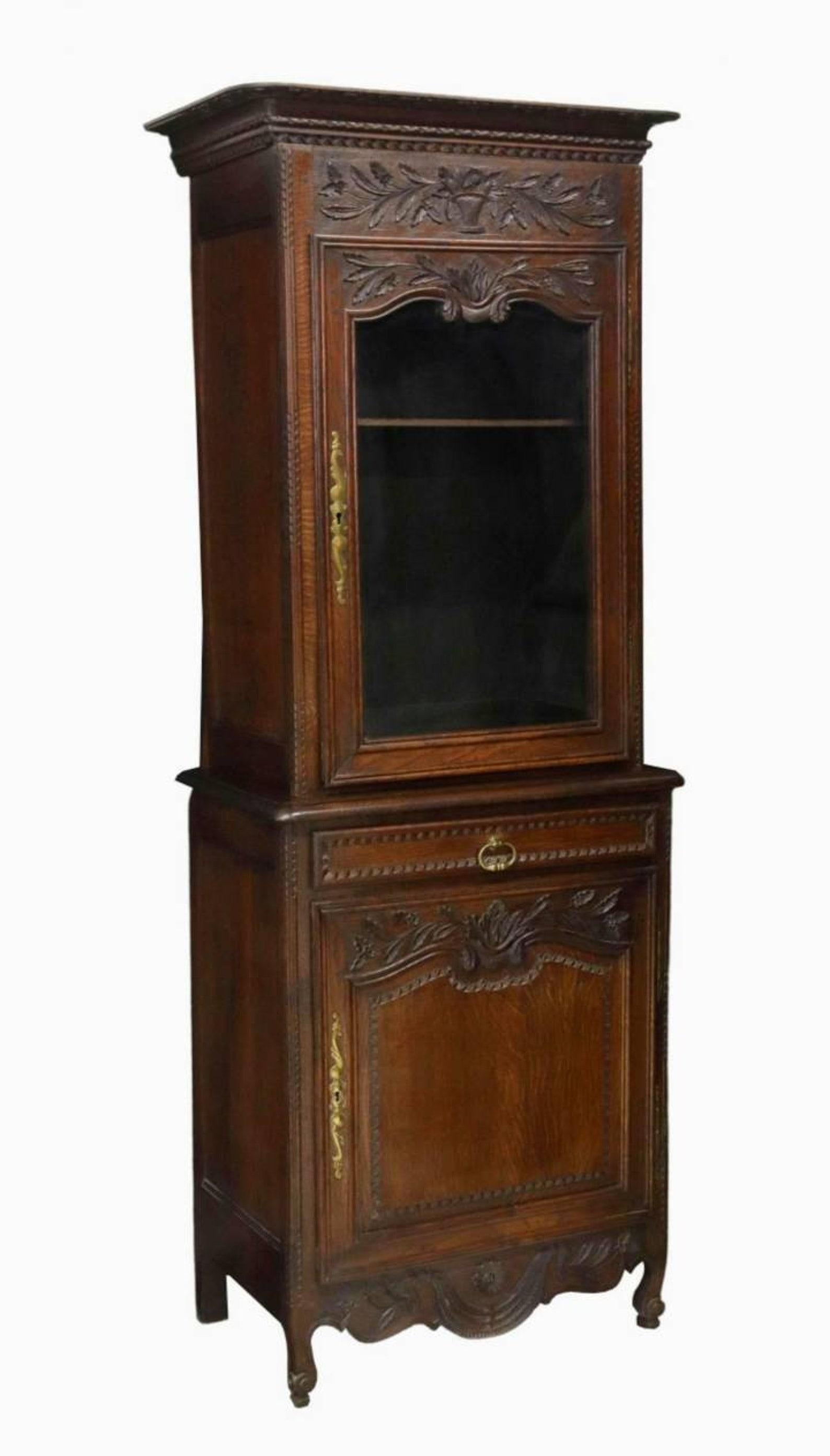 A French Louis XV style carved oak vitrine display cabinet with warm beautifully aged patina.

Hand-crafted in France in the first half of the 19th century, well made high-quality craftsmanship and construction throughout, elaborately carved and