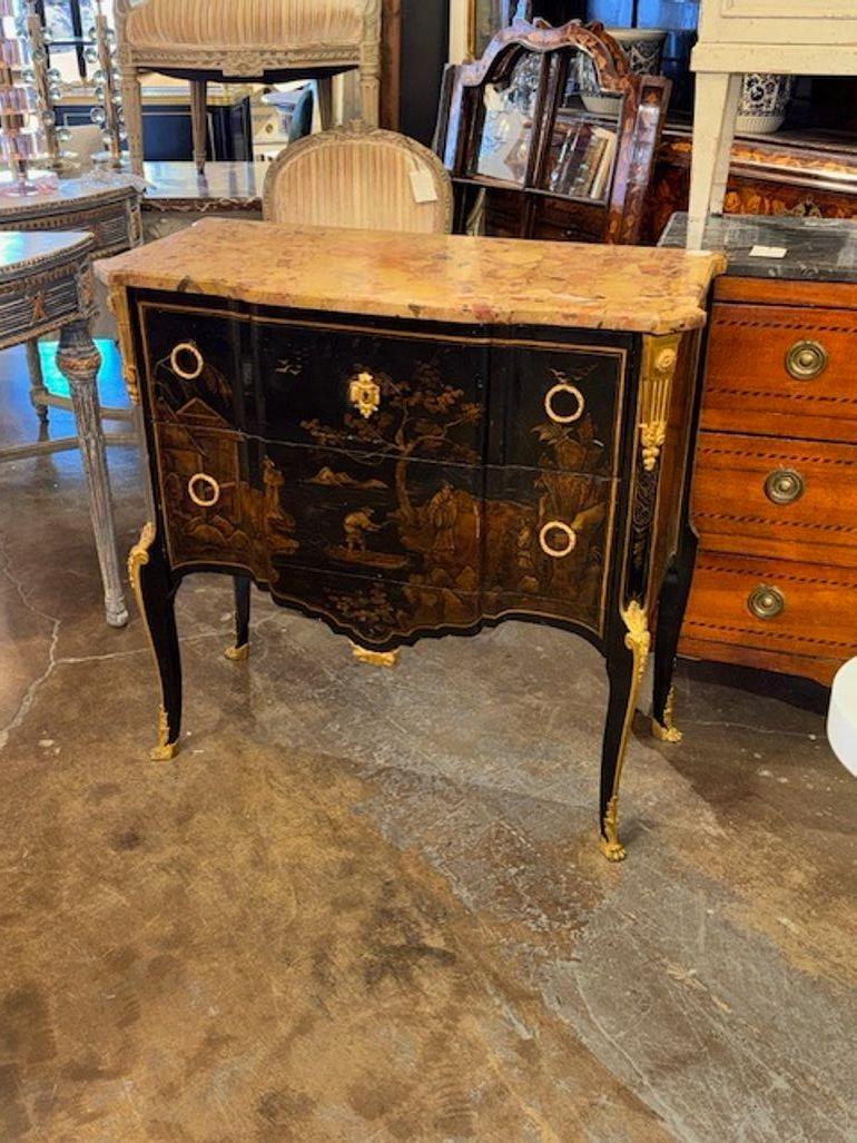 Questa cassapanca francese del XIX secolo in stile Luigi XV è caratterizzata da uno splendido piano in marmo di Breccia che aggiunge un tocco di lusso e raffinatezza a qualsiasi spazio abitativo. L'intricato design Chinoiserie completa lo stile