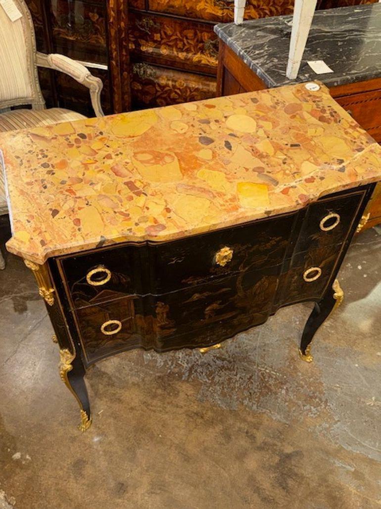 Cassettone francese del XIX secolo in stile Luigi XV con piano in marmo di Breccia in vendita 1