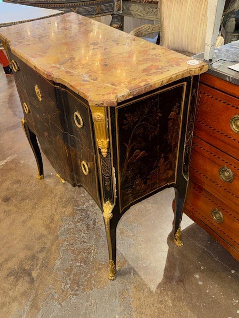 Cassettone francese del XIX secolo in stile Luigi XV con piano in marmo di Breccia in vendita 3