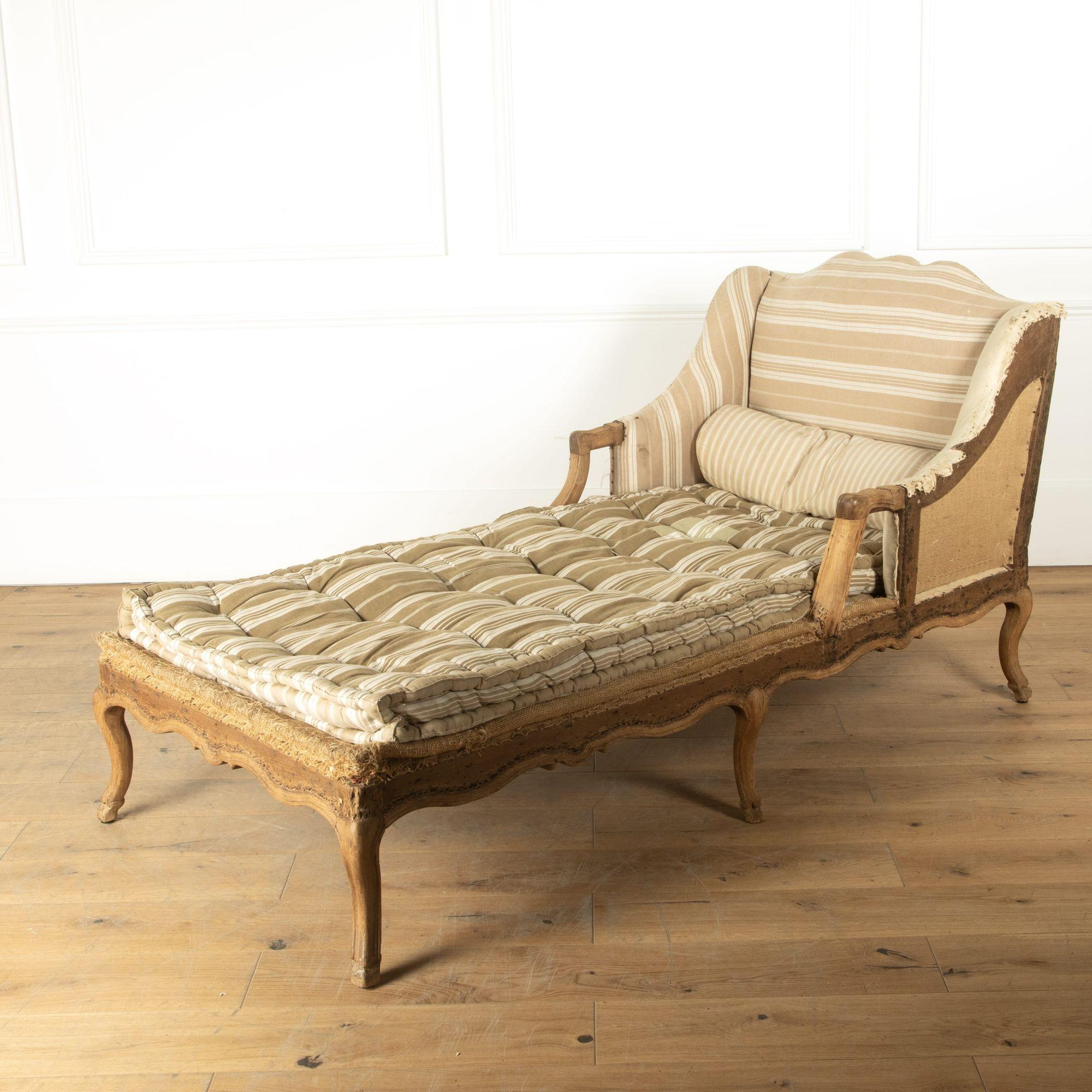 Französisches Tagesbett aus dem 19. Jahrhundert im dekonstruierten Louis XV-Stil mit sehr eleganten Proportionen, das auf Cabriole-Beinen mit Huffüßen steht.