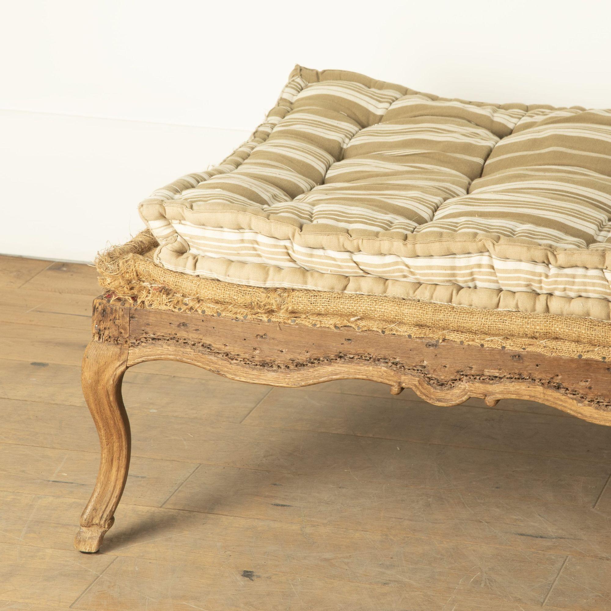 Fabric 19th Century French Louis XV Style Daybed For Sale