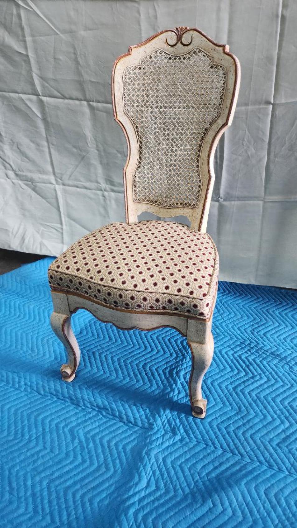 Questo annuncio presenta un set di 6 sedie da pranzo francesi in stile Luigi XV. Le sedie sono state rivestite con uno squisito tessuto a nido d'ape bianco avorio e bordeaux. 
