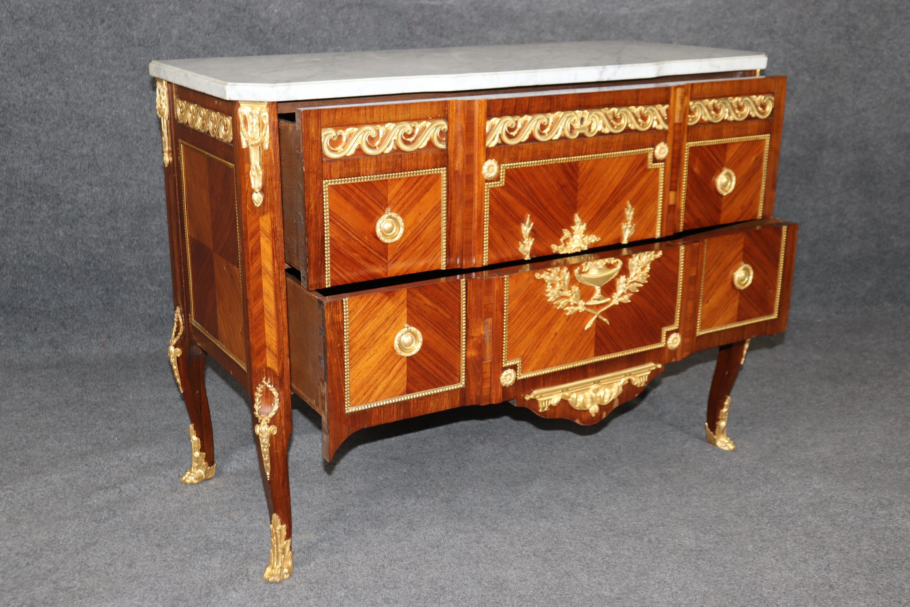 Commode française du 19ème siècle de style Louis XV, Dore, montée en bronze doré et plateau en marbre en vente 4