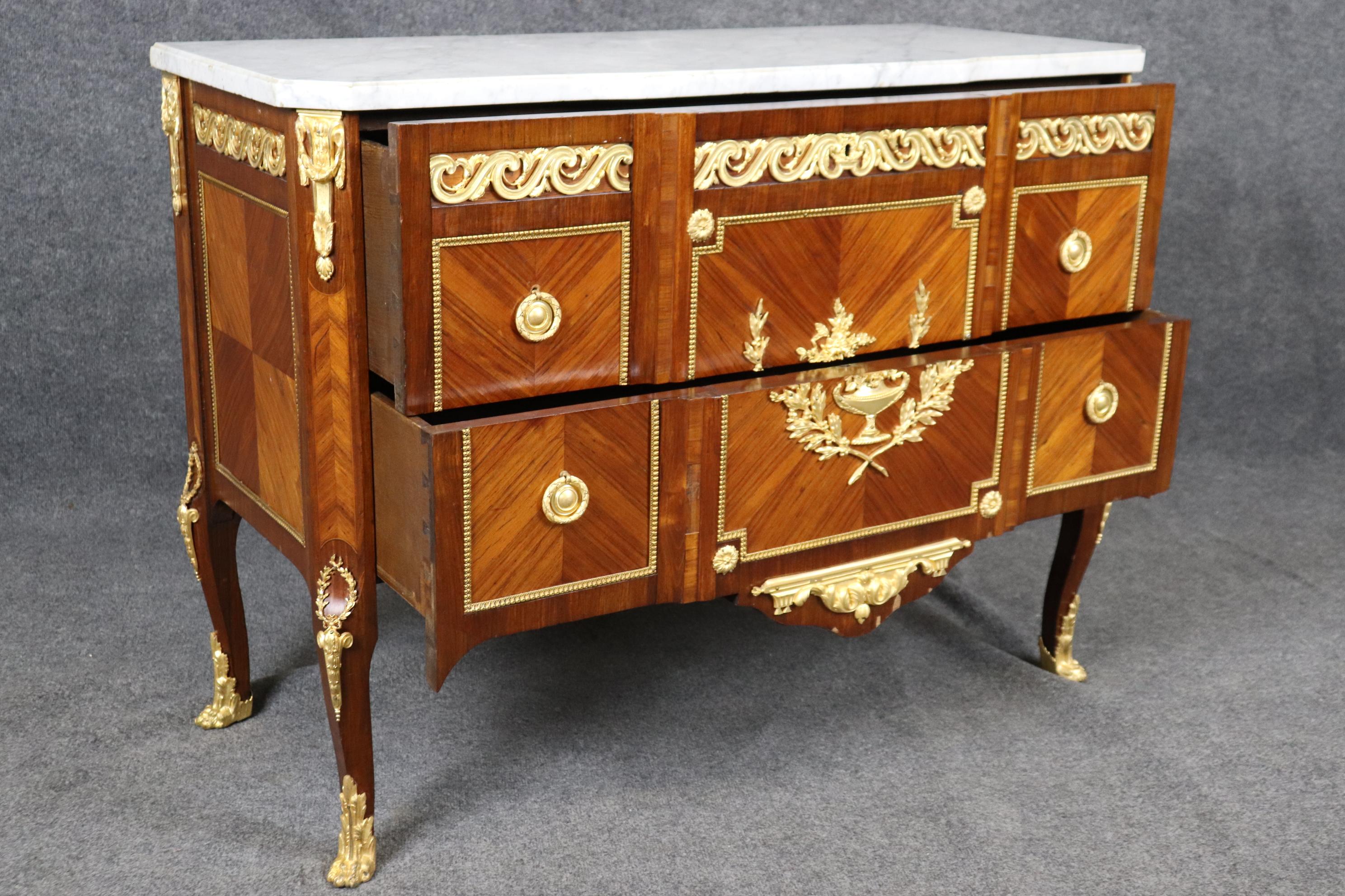 Commode française du 19ème siècle de style Louis XV, Dore, montée en bronze doré et plateau en marbre en vente 5