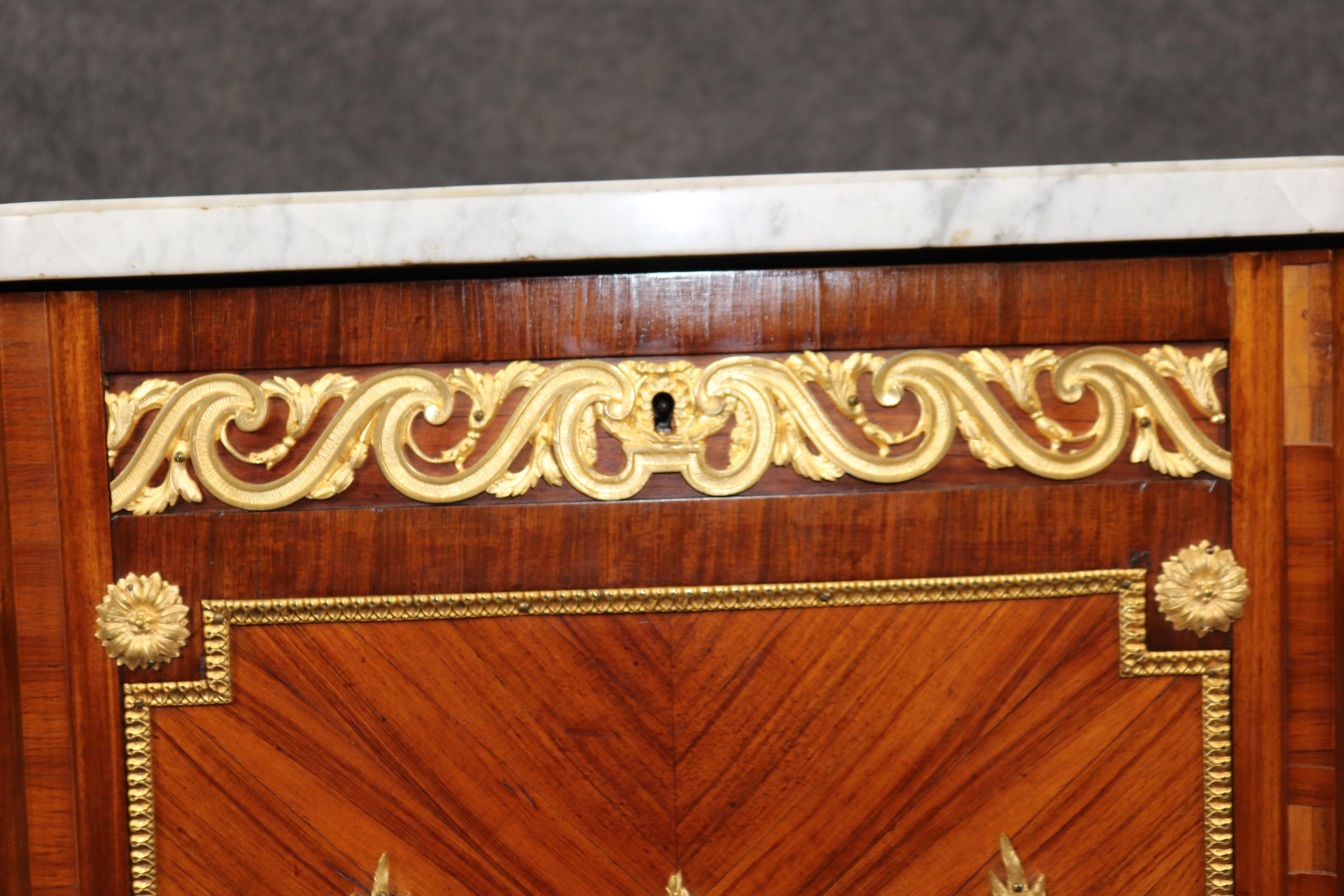 Commode française du 19ème siècle de style Louis XV, Dore, montée en bronze doré et plateau en marbre en vente 9