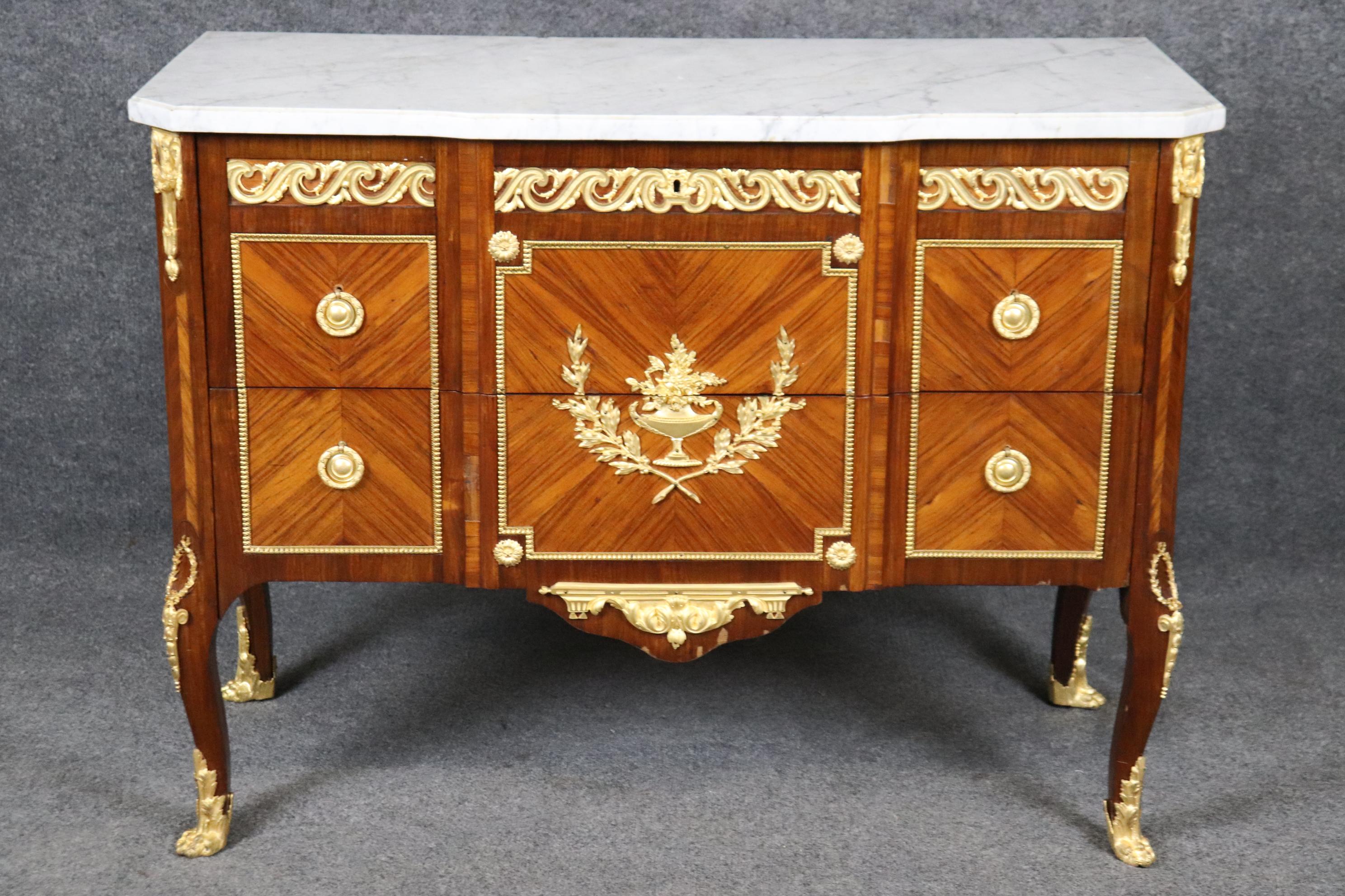 Commode française du 19ème siècle de style Louis XV, Dore, montée en bronze doré et plateau en marbre Bon état - En vente à Swedesboro, NJ