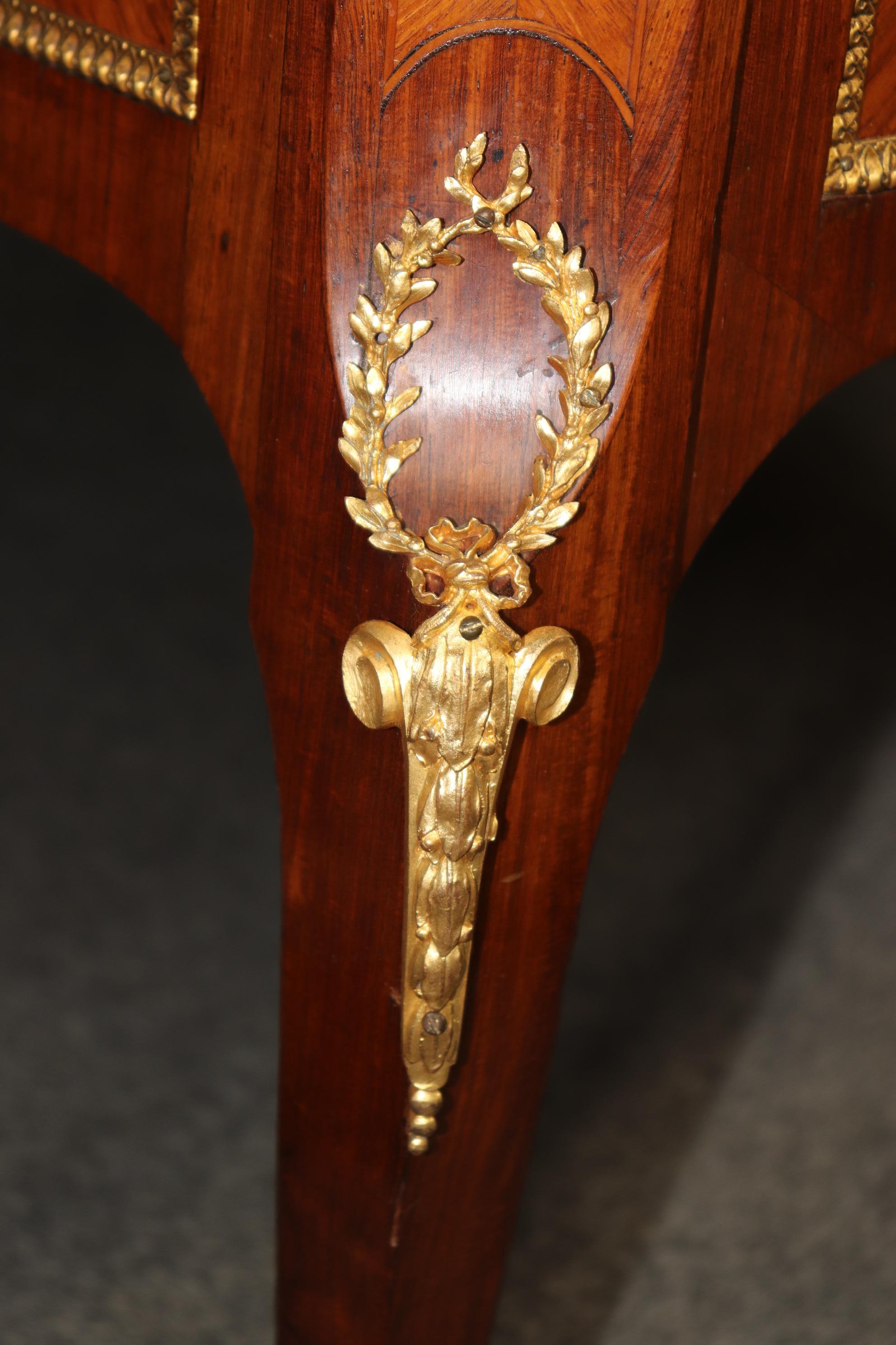 Bronze Commode française du 19ème siècle de style Louis XV, Dore, montée en bronze doré et plateau en marbre en vente