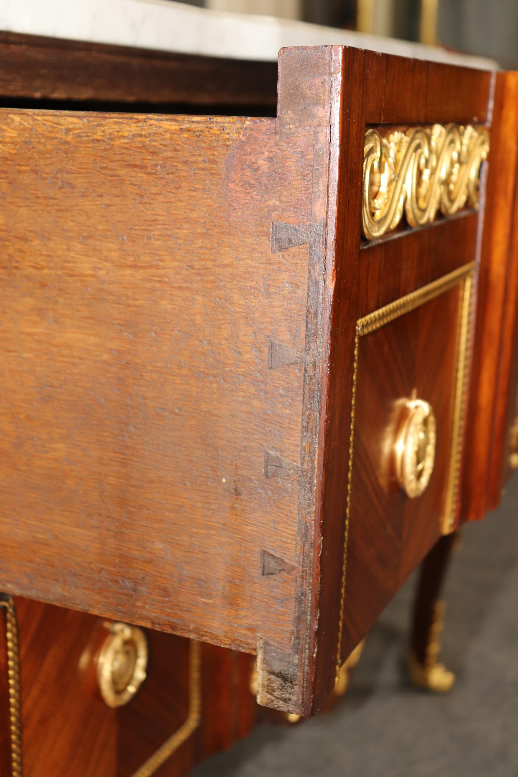 Commode française du 19ème siècle de style Louis XV, Dore, montée en bronze doré et plateau en marbre en vente 1