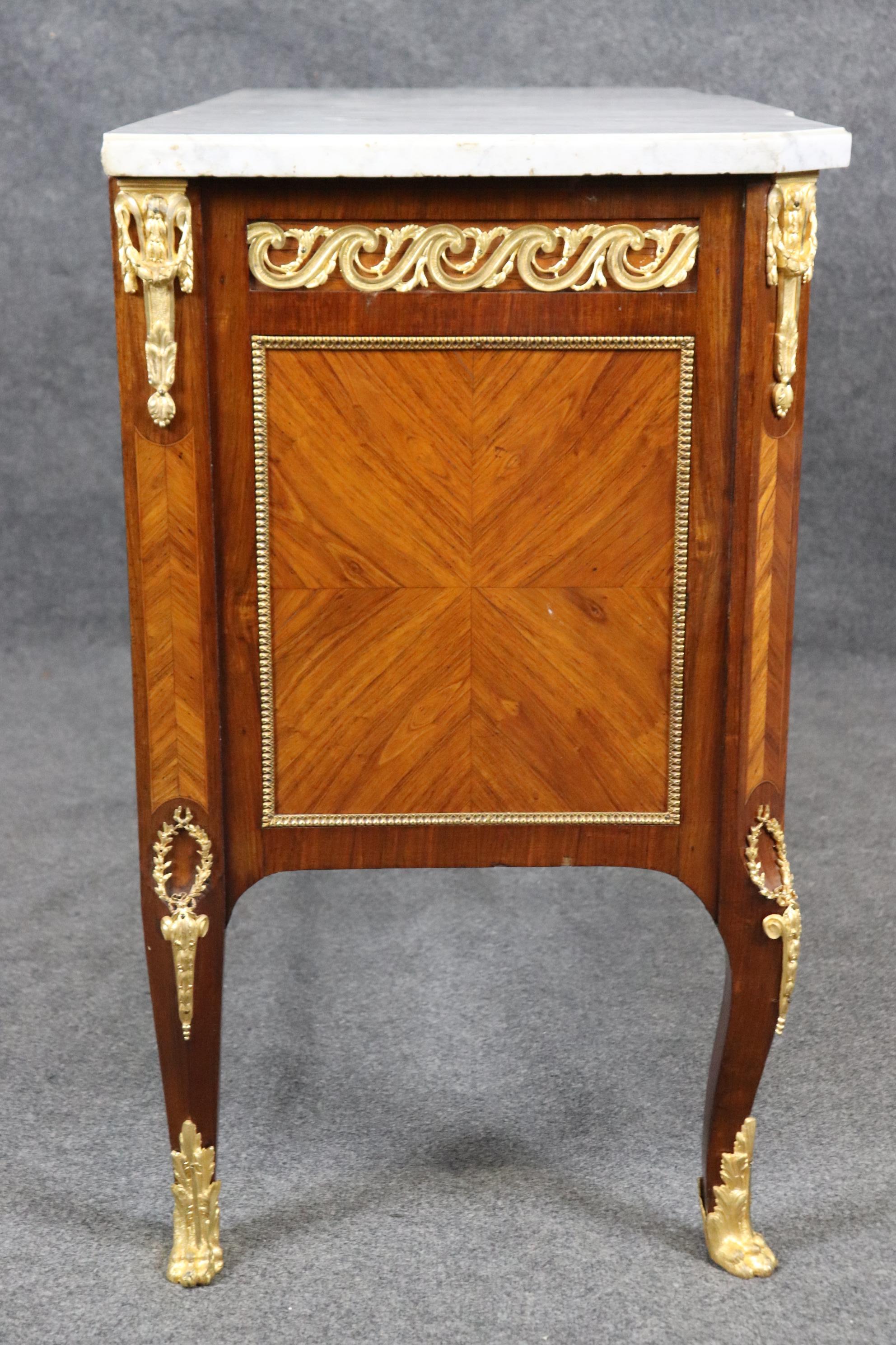 Commode française du 19ème siècle de style Louis XV, Dore, montée en bronze doré et plateau en marbre en vente 3