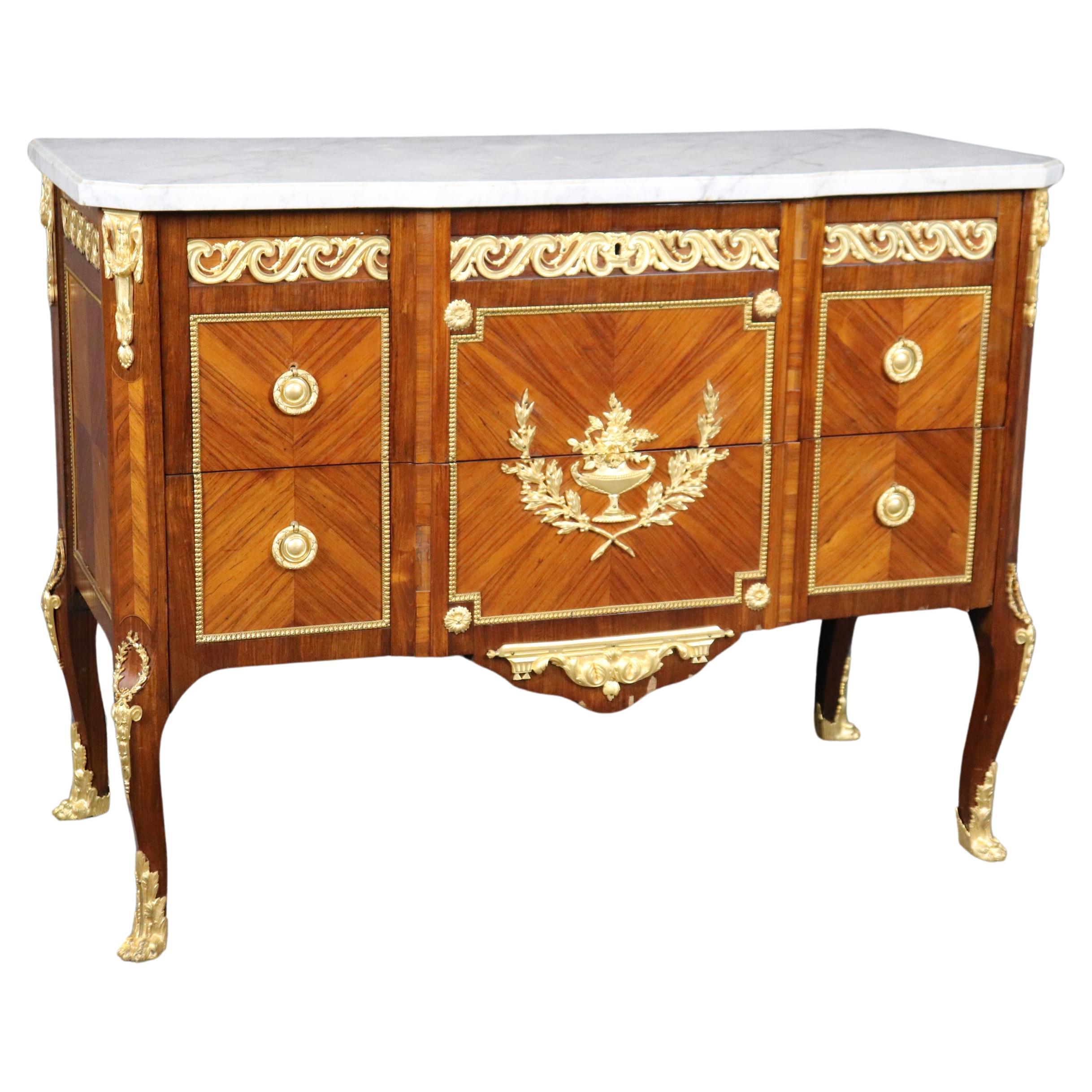 Commode française du 19ème siècle de style Louis XV, Dore, montée en bronze doré et plateau en marbre en vente