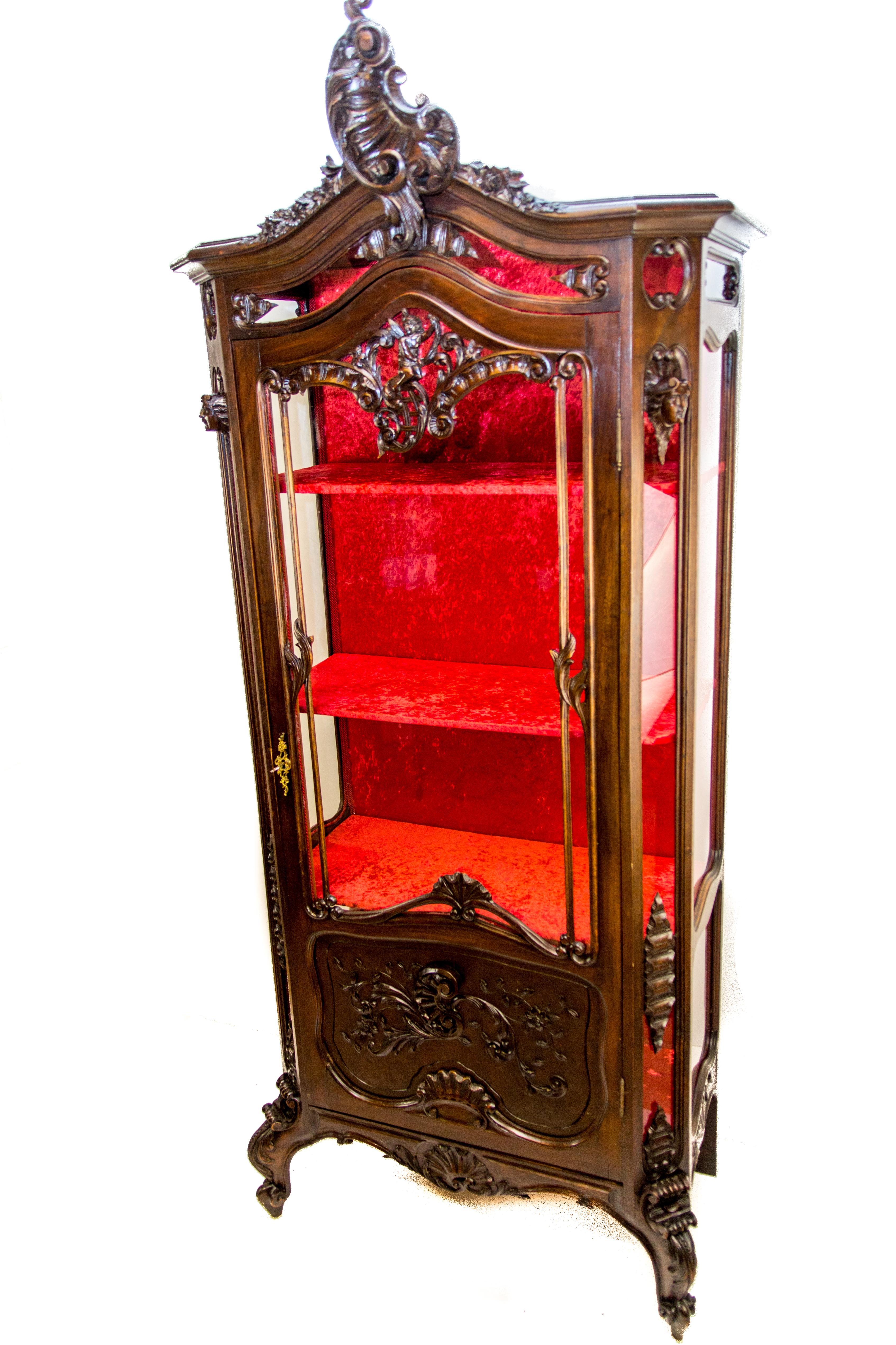 19th Century French Louis XV Style Walnut Figural Vitrine or Display Cabinet In Good Condition For Sale In Barntrup, DE