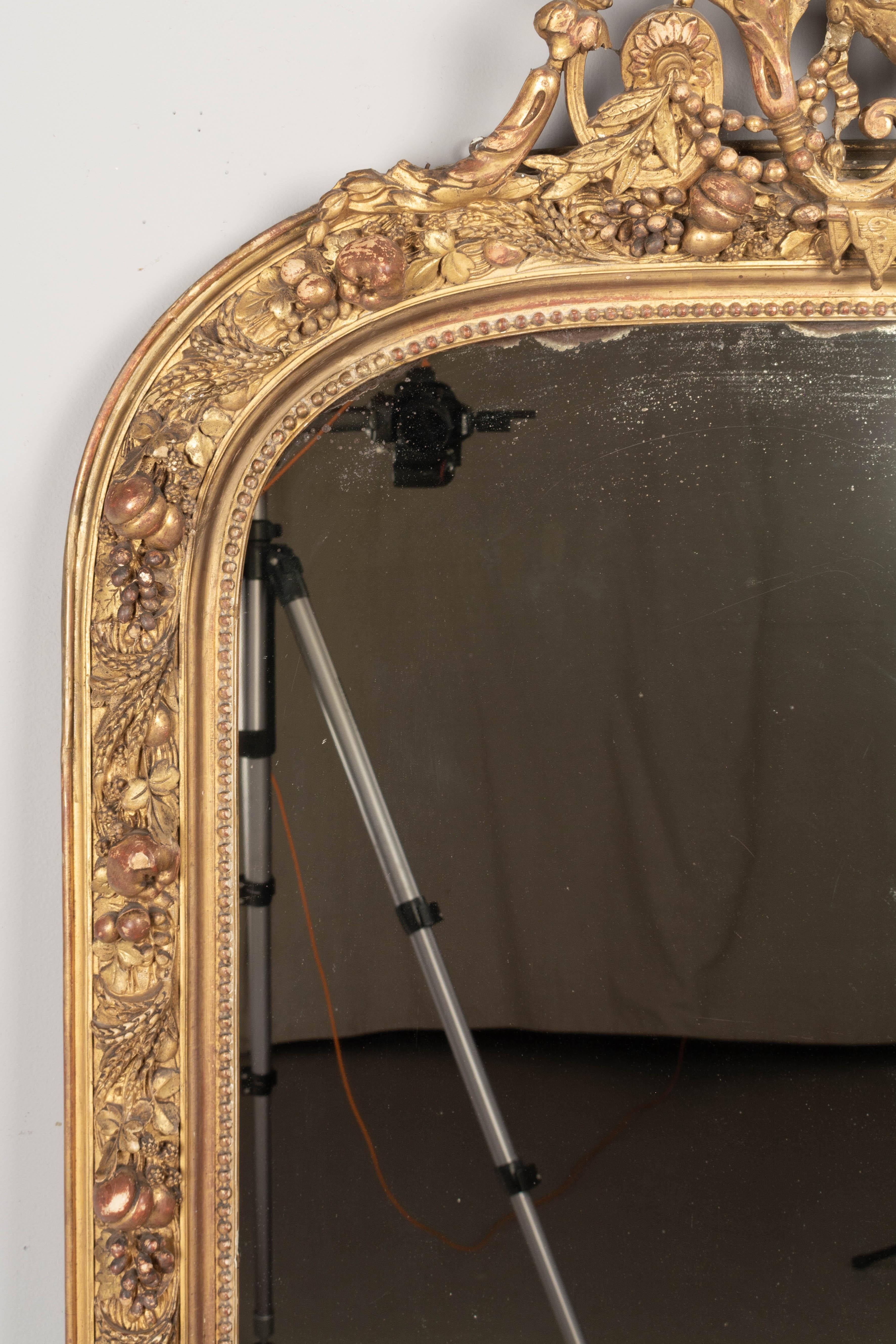 Doré Miroir doré de style Louis XV français du 19ème siècle en vente
