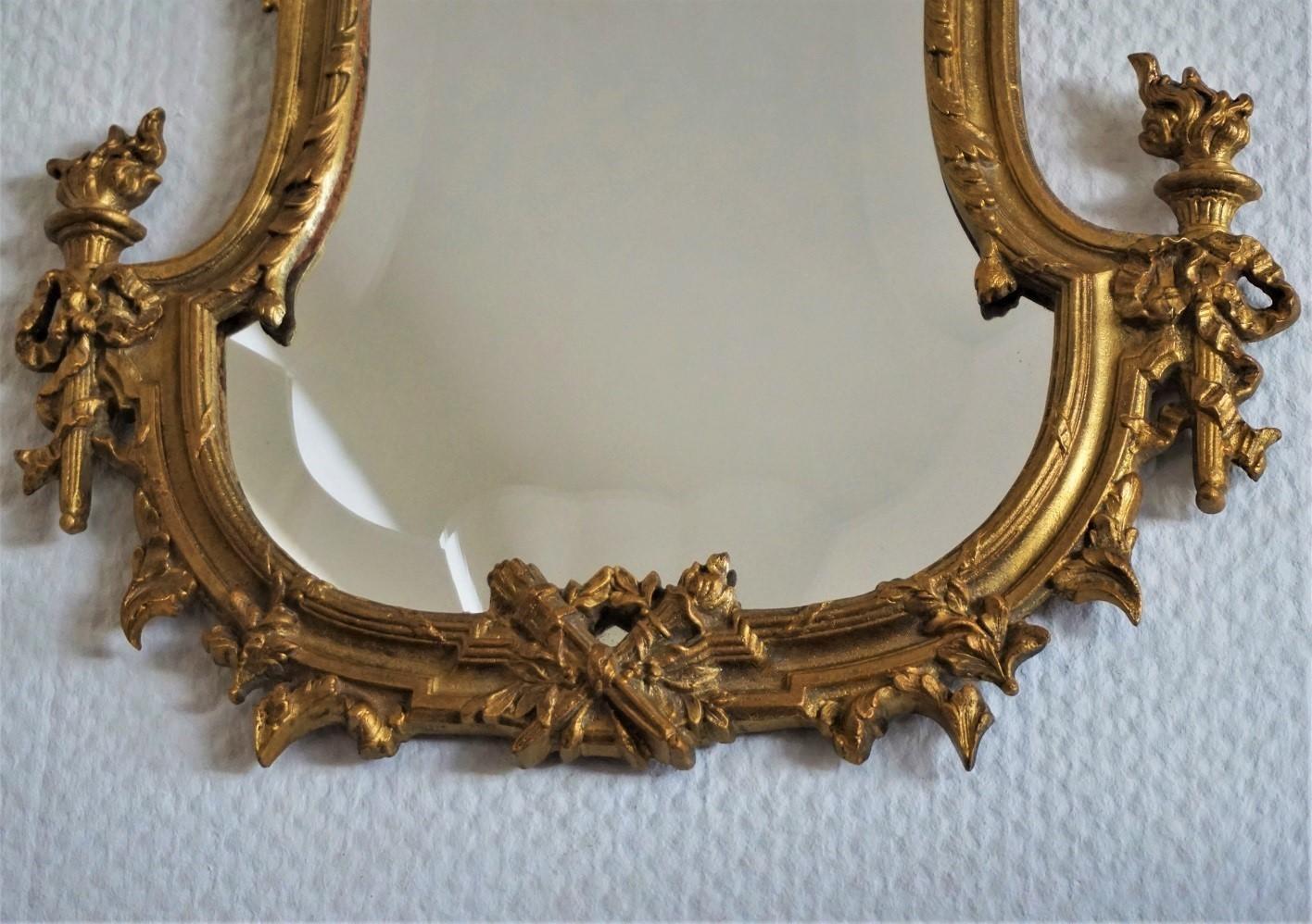 Französischer Spiegel aus vergoldeter Bronze und facettiertem Kristallglas im Louis-XV-Stil des 19. Jahrhunderts (Louis XV.) im Angebot