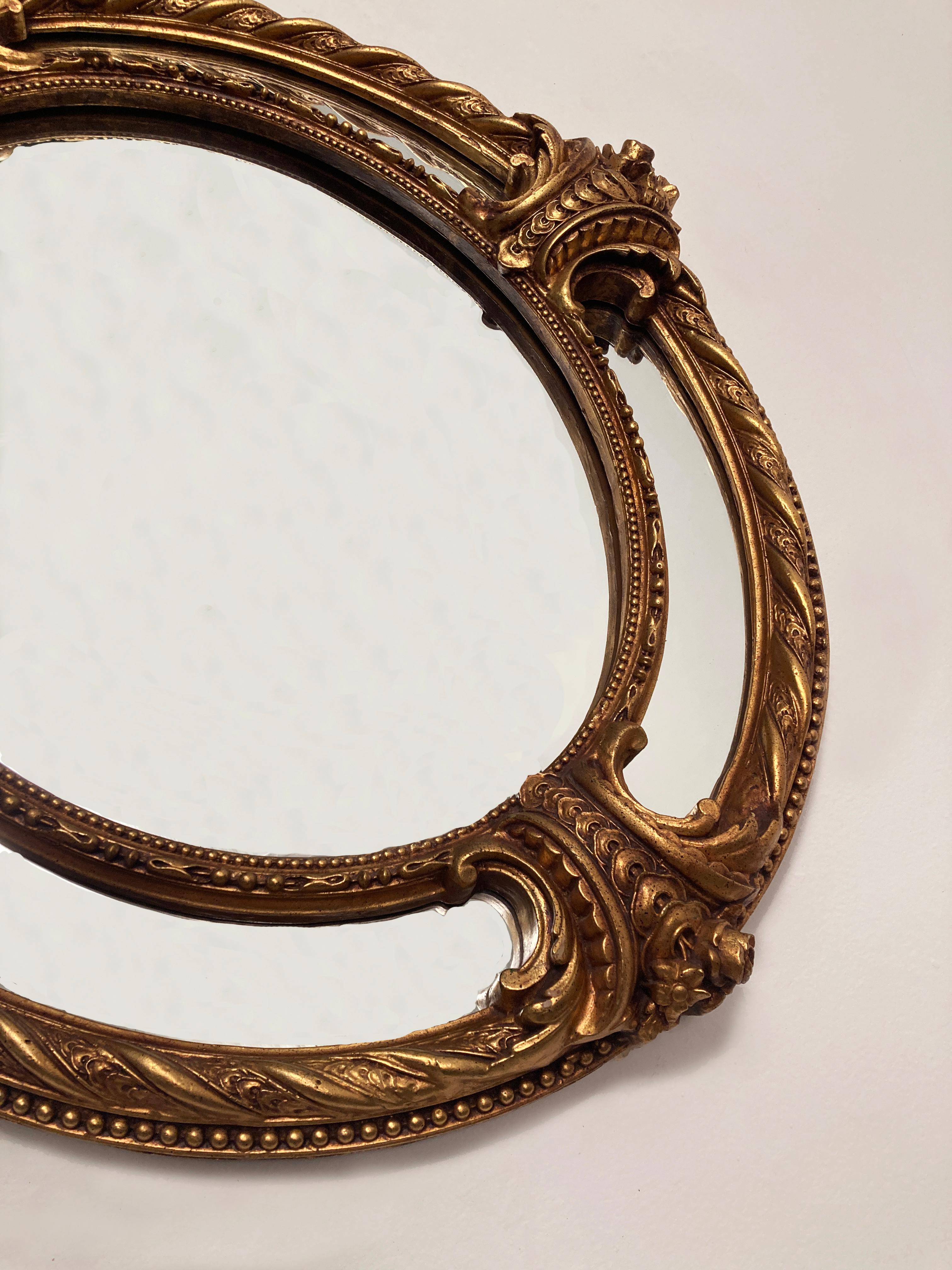 Doré Grand miroir ovale de style Louis XV français du 19ème siècle, sculpté et doré en vente