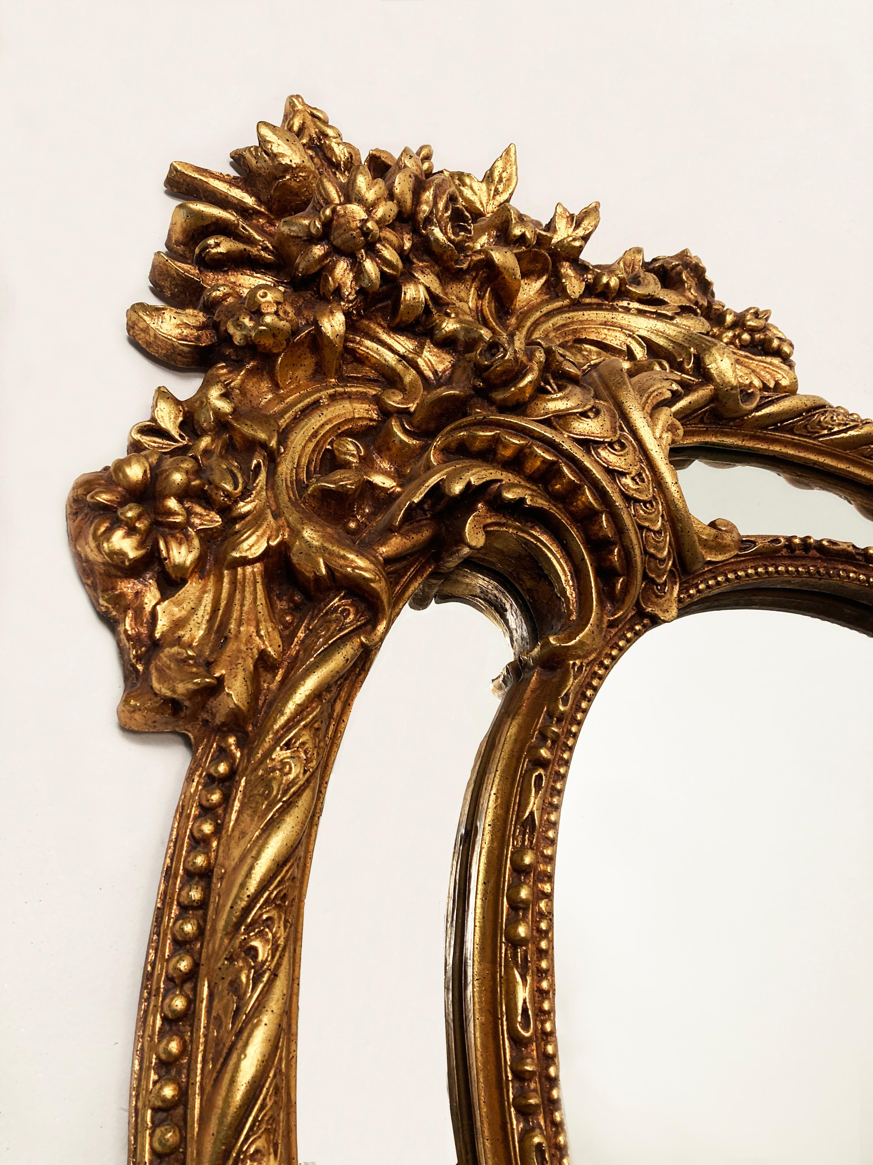20ième siècle Grand miroir ovale de style Louis XV français du 19ème siècle, sculpté et doré en vente