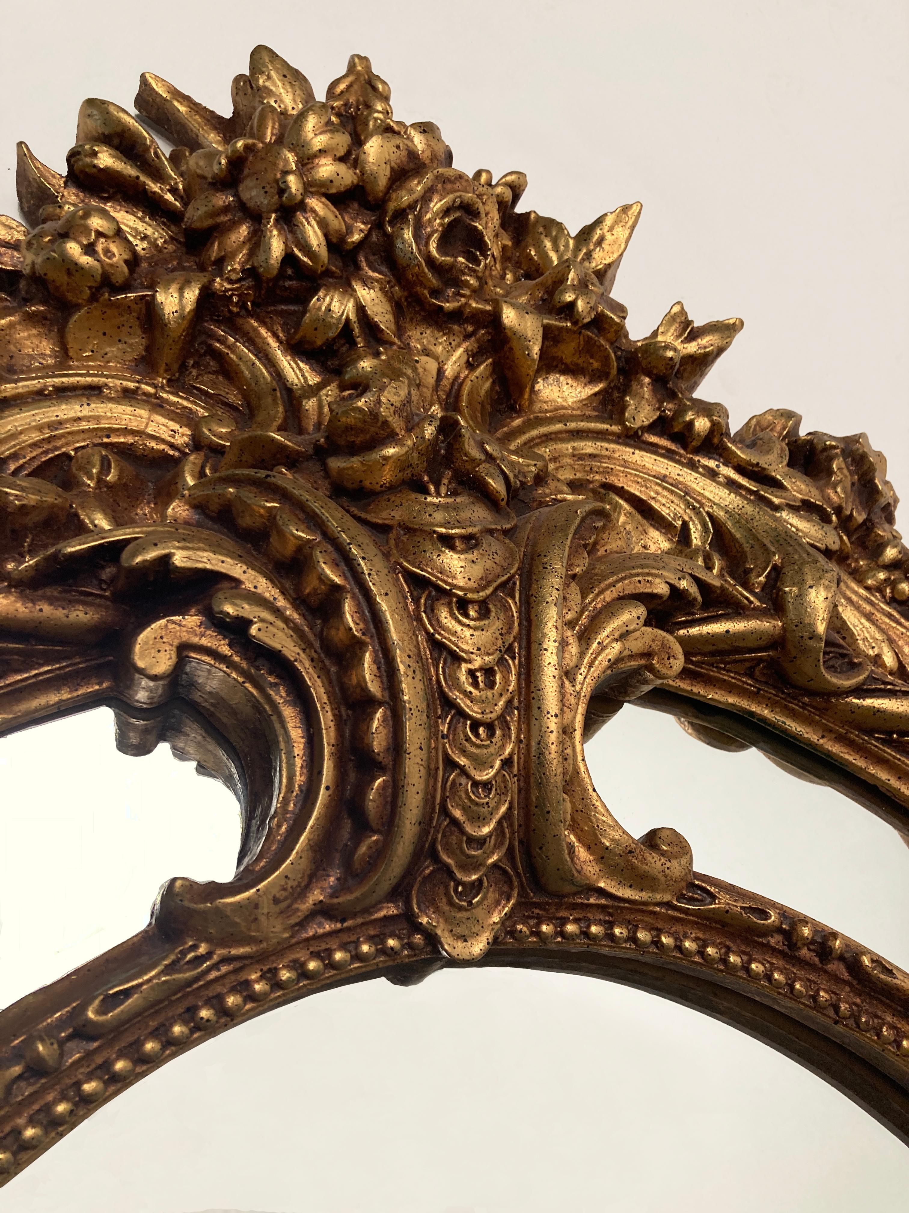 Bois doré Grand miroir ovale de style Louis XV français du 19ème siècle, sculpté et doré en vente