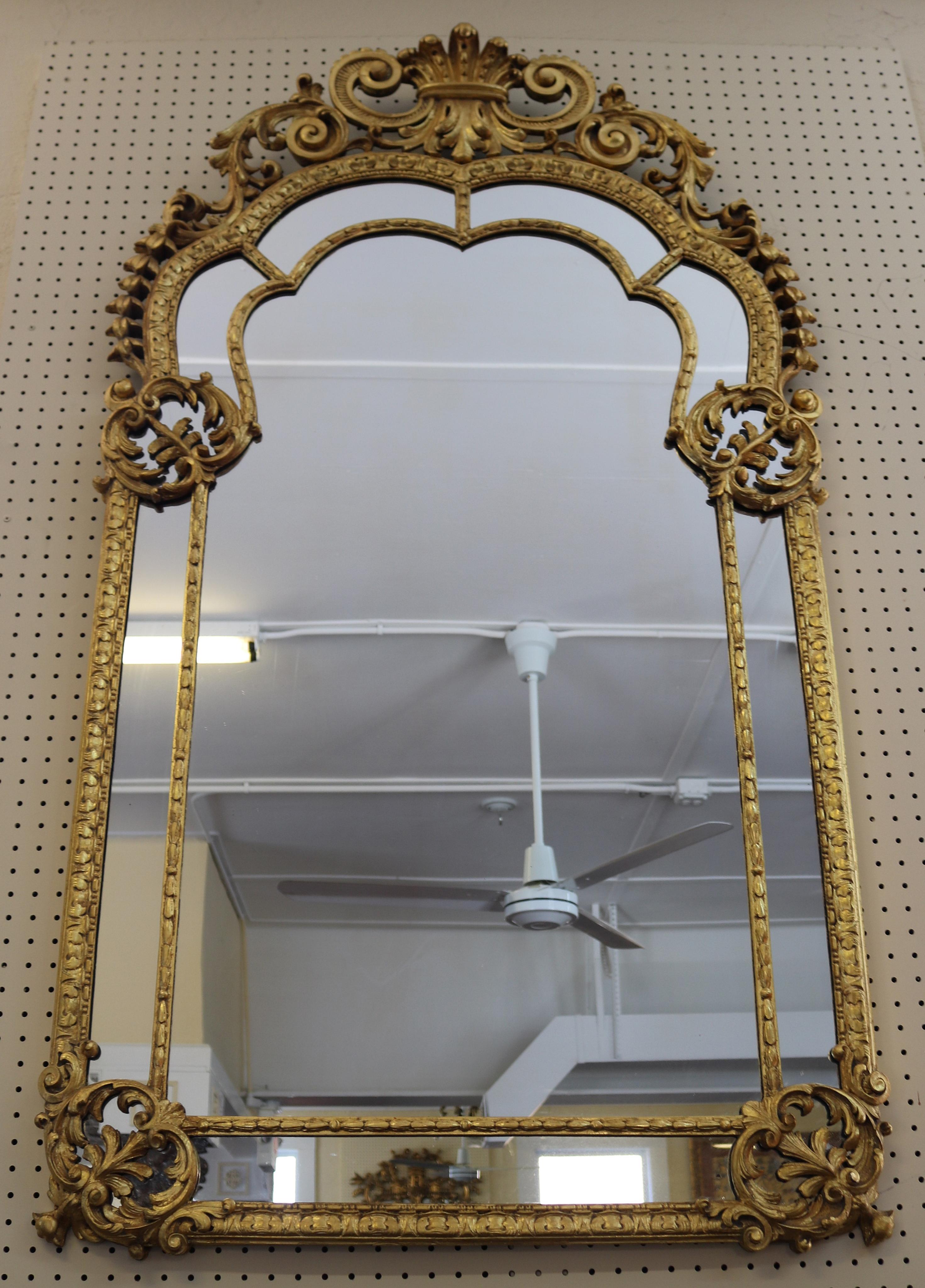 Miroir sculpté et doré de style Louis XV du 19ème siècle 
Mesures 
60 pouces de haut x 34 pouces de large