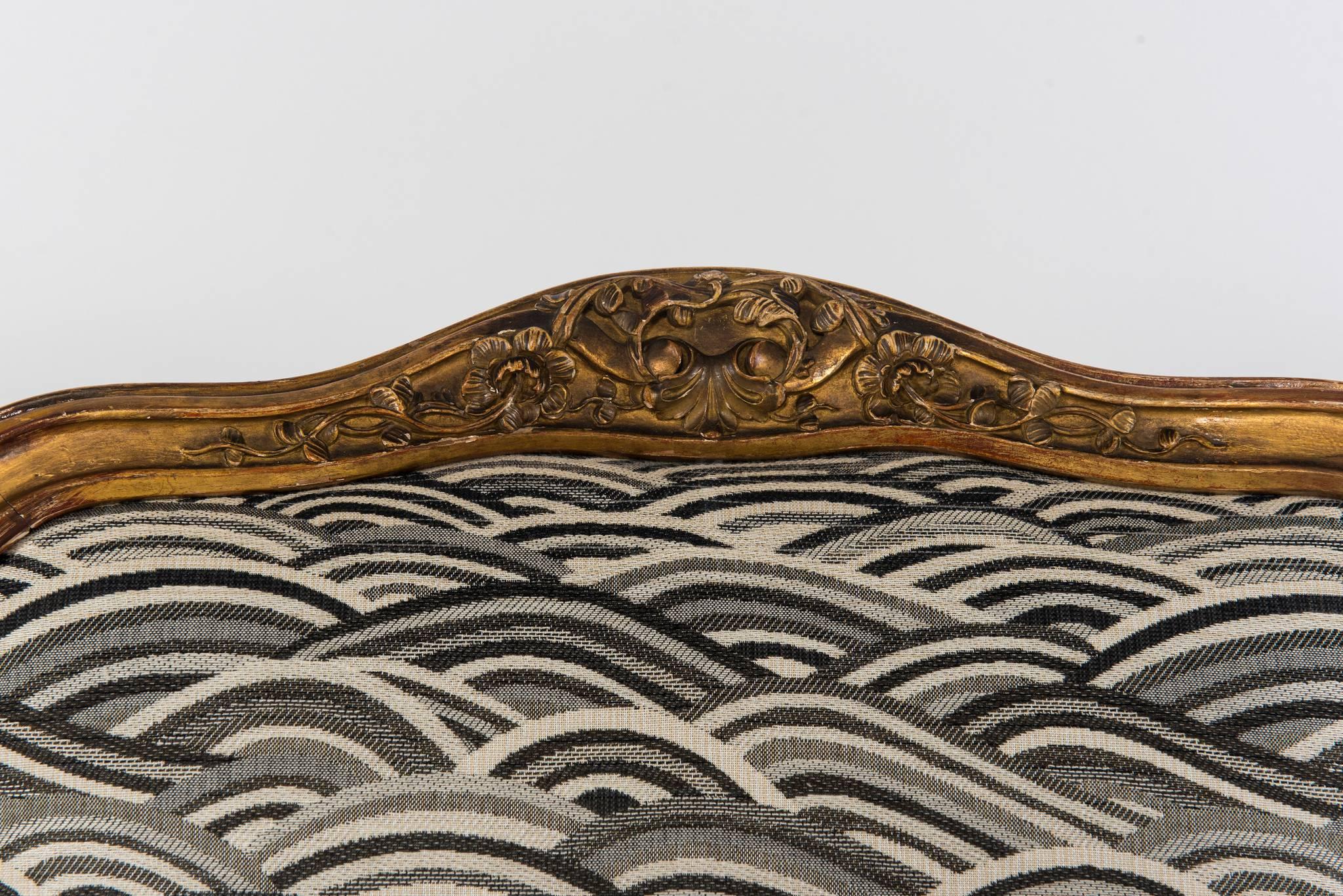 Fauteuil en bois doré de style Louis XV du 19ème siècle, nouvellement tapissé d'un tissu à vagues noir, blanc et gris.