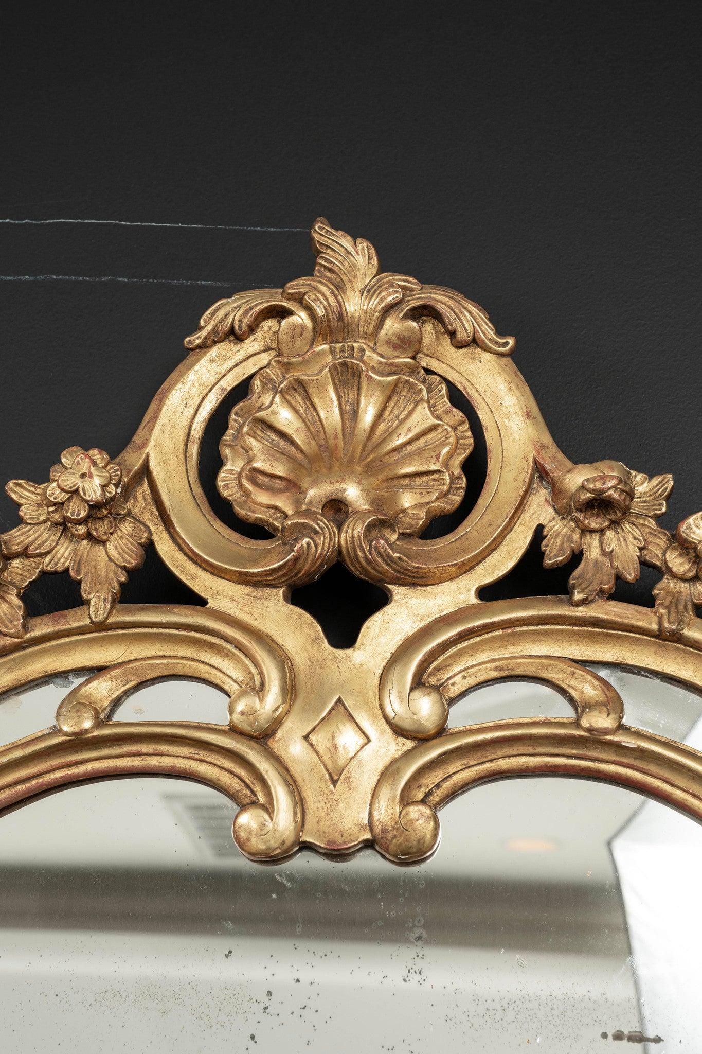 Specchio francese del XIX secolo in stile Luigi XV in legno dorato.