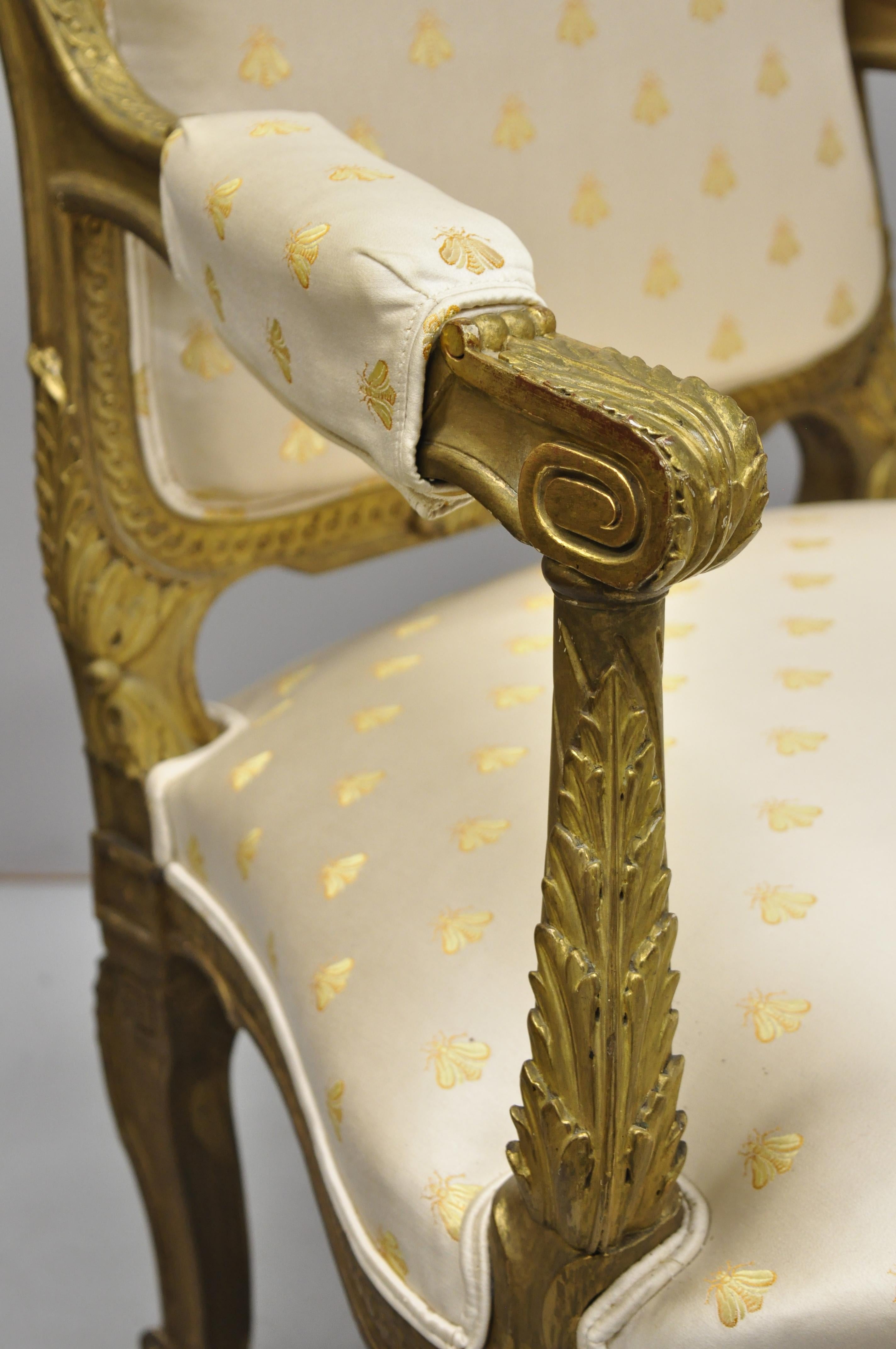Tissu d'ameublement Suite de salon de style Louis XV du 19ème siècle en bois doré et doré, 3 pièces en vente