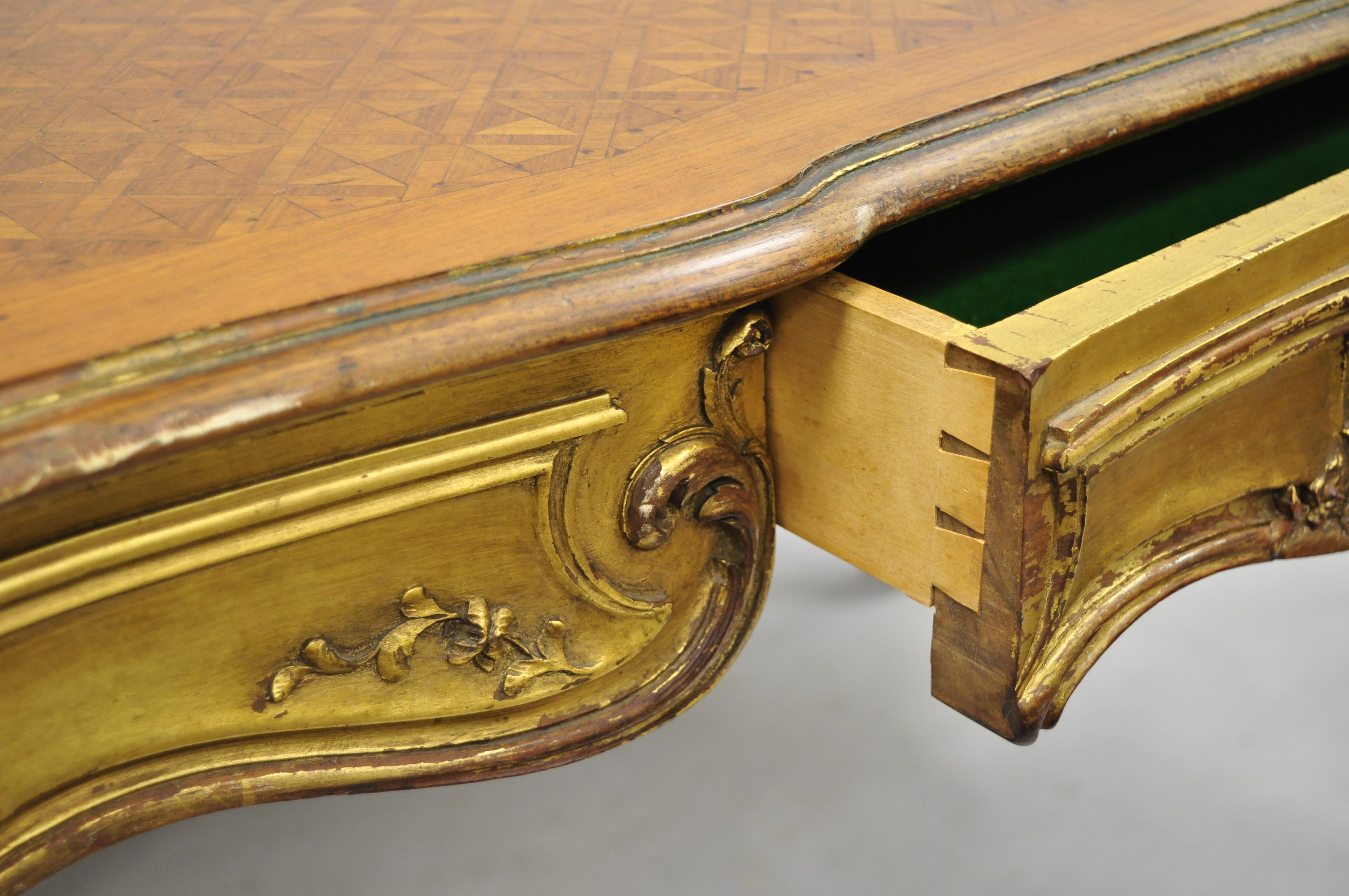 Vergoldeter Schreibtisch im Louis-XV-Stil mit Intarsienarbeit auf der Platte (Französisch) im Angebot