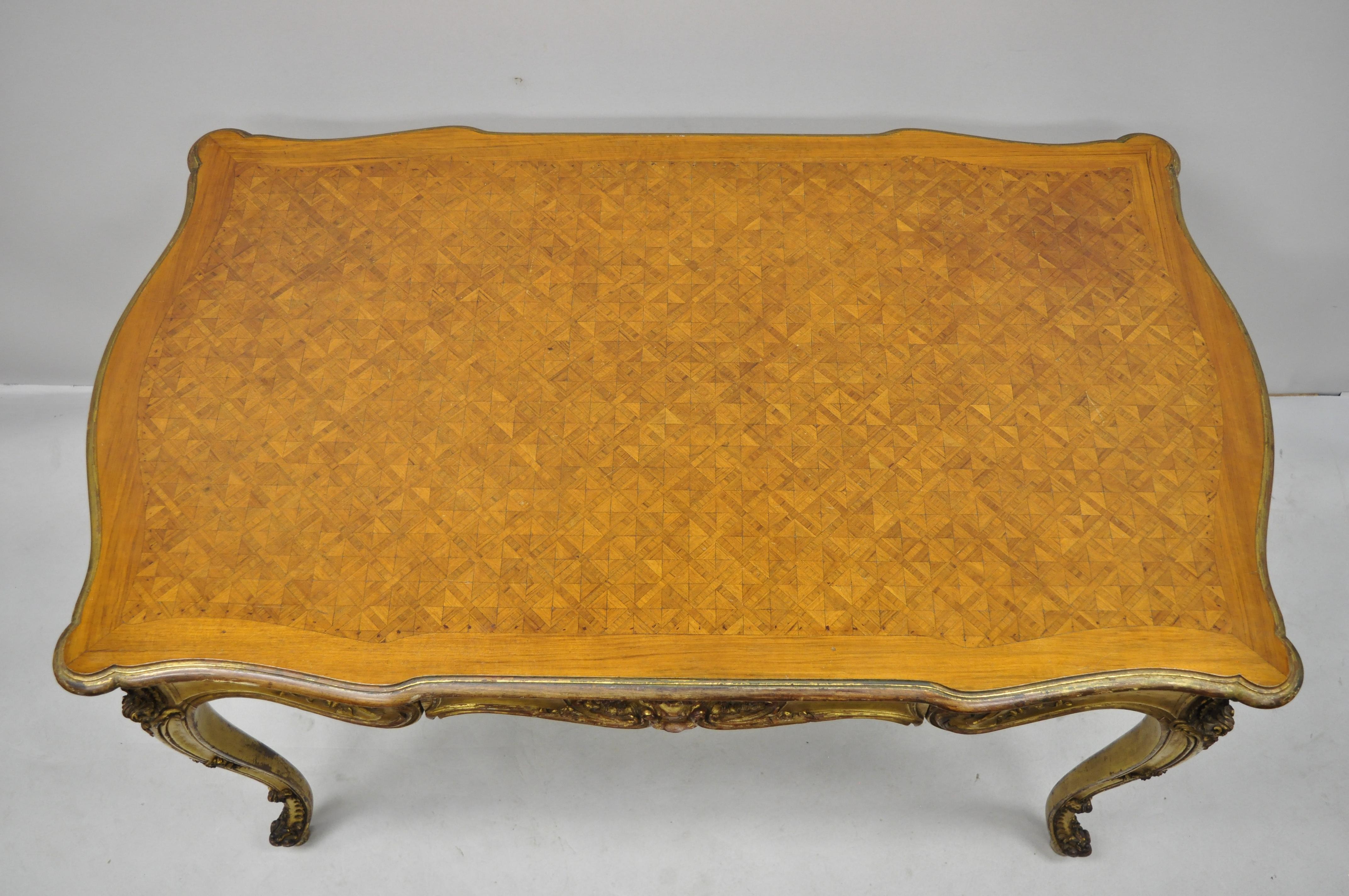 Vergoldeter Schreibtisch im Louis-XV-Stil mit Intarsienarbeit auf der Platte im Zustand „Gut“ im Angebot in Philadelphia, PA