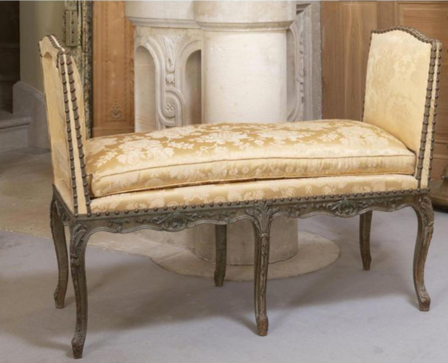 Handbemalte olivgrüne Bank im französischen Louis XV-Stil. Das Möbelstück steht auf sechs handgeschnitzten, geschwungenen Beinen und ist mit hellgelbem Seidenstoff gepolstert. Sehr komfortable und stabile Struktur.
Frankreich, um 1870.